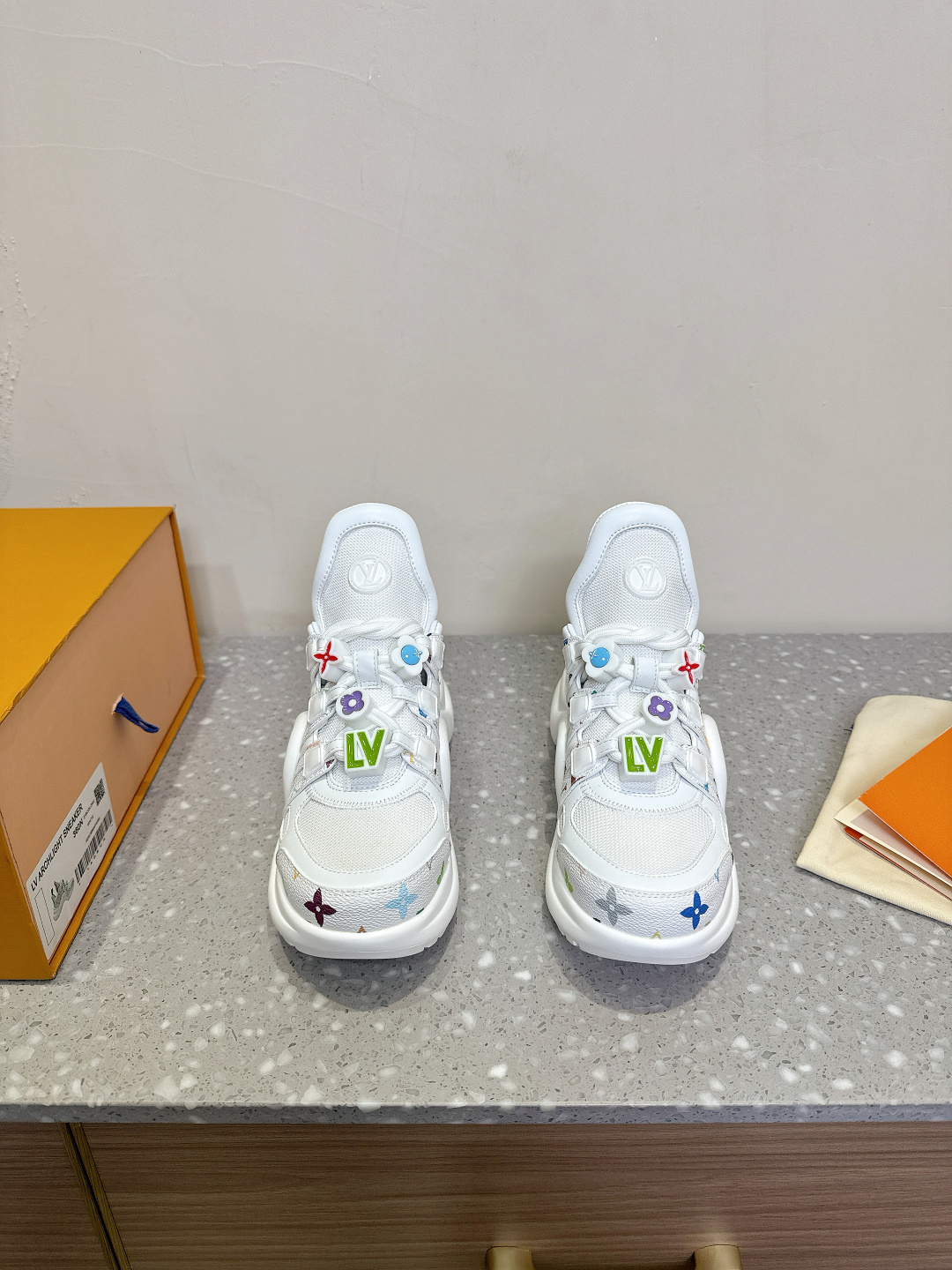 NO:238332,Louis Vuitton Murakami Takashi LV donkey brand L family Archlight classic dad shoes DIY decoration animal pattern arch bridge sports shoes space shoes This LV Archlight sneakers are made from Nicolas Ghesquière and are cut into interesting configurations. The pair of shoelaces are decorated with Louis Vuitton logo beads. The wide tongue and wavy outsole establish recognition, both of which are decorated with LV Circle logos. Monogram canvas rear straps perfect details. The delivery counter is exquisitely packaged. The original imported head layer cowhide cowhide inner lining original customized soft sheepskin lining. The sole original open mold U-shaped rubber arch bridge outsole. The sole is 5cm thick.  Size35-39 (40 customization, no return or exchange), casual shoes/sports shoes, christian louboutin, louis vuitton, louis vuitton, louis vuitton, louis vuitton, louis vuitton, louis vuitton, louis vuitton, sneakers, cowhide, sheepskin19860909Louis Vuitton 村上隆联名款 LV驴牌L家Archlight经典 老爹鞋 DIY装饰 动物图案 拱桥 运动鞋 太空鞋 本款 LV Archlight 运动鞋出自 Nicolas Ghesquière 之手,以牛皮革裁成妙趣构型.双鞋带点缀路易威登标识串珠.宽大鞋舌和波浪形外底树立辨识度,二者均饰有 LV Circle 标识.Monogram 帆布后袢带完善细节 配送专柜精美包装 面料原版进口头层牛皮 内里原版定制柔软羊皮里 鞋底原版开模U型橡胶拱桥大底 底厚5cm Size35-39（40定制不退换）,休闲鞋/运动鞋,christian louboutin,louis vuitton,louis vuitton,louis vuitton,louis vuitton,louis vuitton,sneakers,cowhide,sheepskin,Women's Shoes