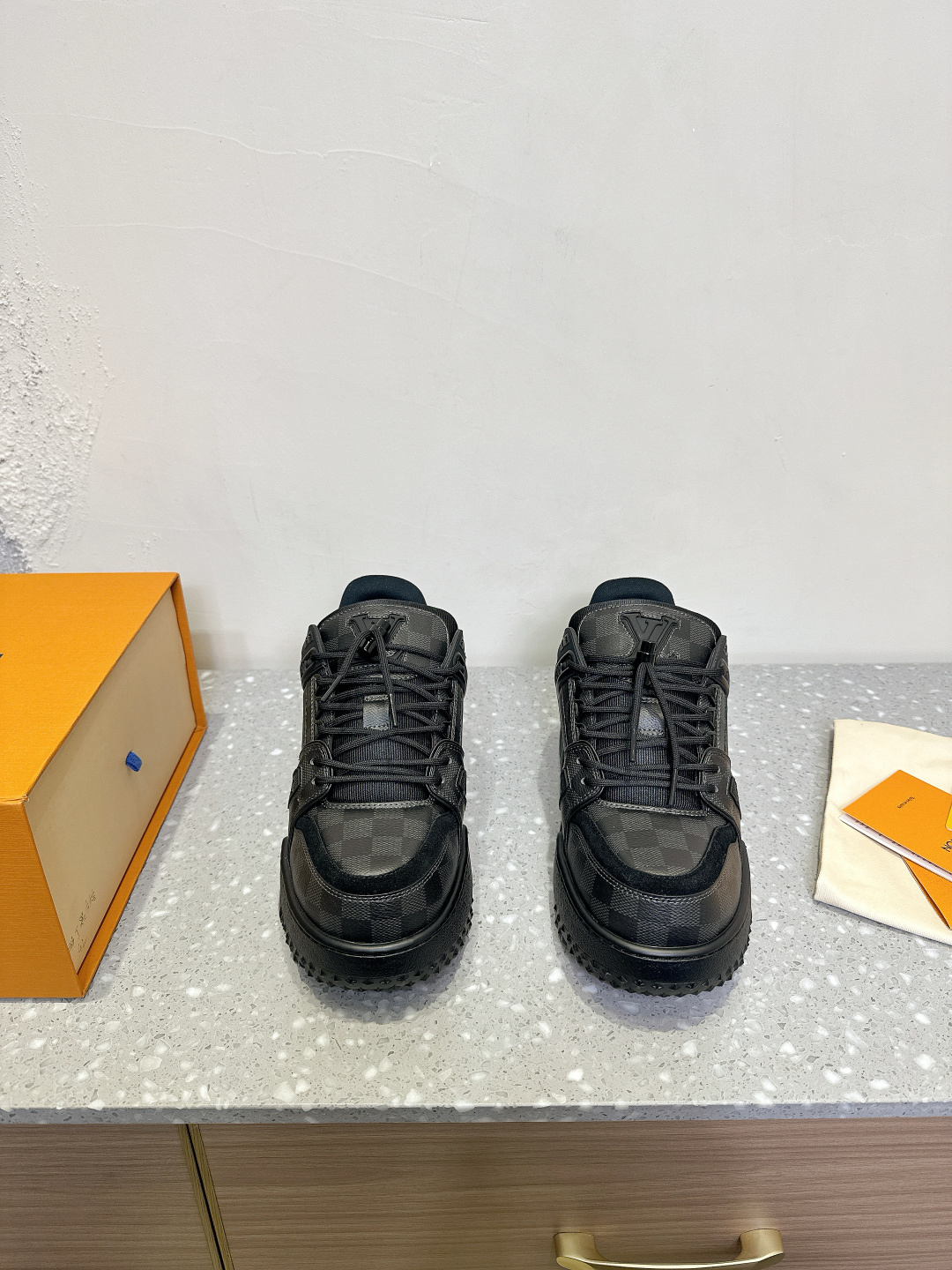 NO:238334,Louis Vuitton Louis Vuitton Cumsy Dudu Fat Ding Couple Skateboard Shoes Casual Sports Shoes Original Purchase and Development Maxi This model LV Trainer Maxi interprets men's and women's designs with smooth cowhide leather. The wide configuration and thick and light rubber outsole highlight the classic style. The delivery counter is exquisitely packaged. The original custom imported top layer cowhide inner original custom breathable net. The original sole original open mold TPU combination sole. The bottom thickness is 4cm Size35-44 (female size 40, male size 45 custom-made without return or exchange), casual shoes/sports shoes, louis vuitton, louis vuitton, louis vuitton, louis vuitton, sneakers, cowhide19860909Louis Vuitton 路易威登 胖嘟嘟 胖丁 情侣款 滑板鞋 休闲 运动鞋 原版购入开发 做货 本款 LV Trainer Maxi 以光滑牛皮革演绎男款和女款设计 宽大构型和厚实而轻盈的橡胶外底彰显经典格调 配送专柜精美包装 面料原版定制进口头层牛皮 内里原版定制透气网里 大底原版开模TPU组合大底 底厚4cm Size35-44（女码40,男码45定做不退换）,休闲鞋/运动鞋,louis vuitton,louis vuitton,louis vuitton,sneakers,cowhide,Women's Shoes