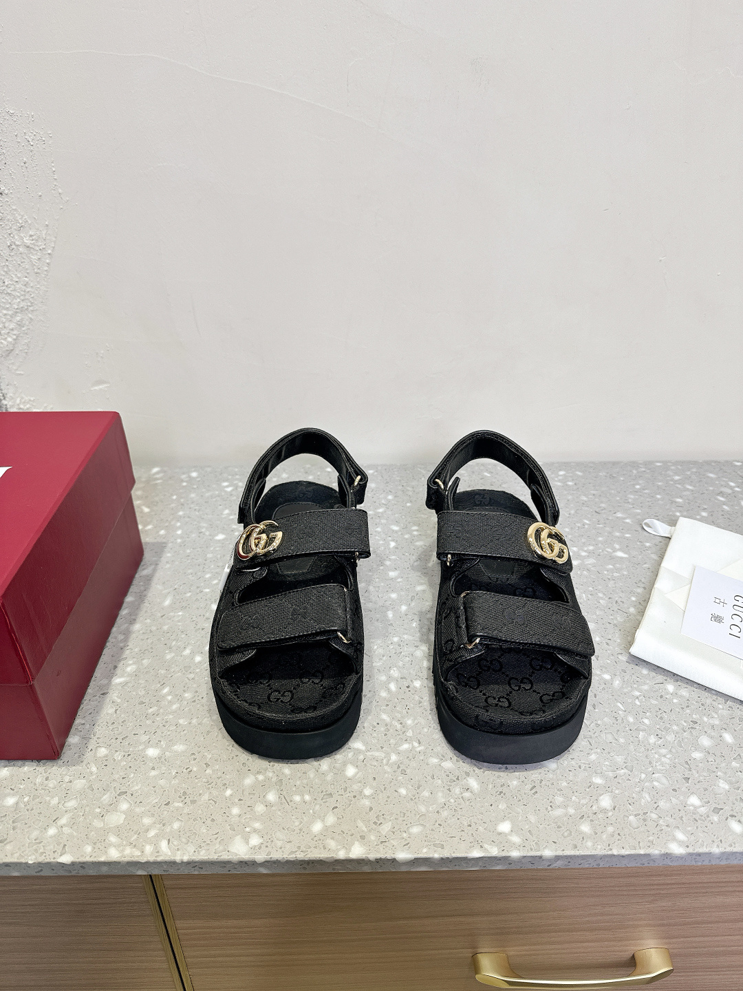 NO:238347,Gucci 25ss Spring and Summer New Velcro Double G-buckle Beach Sandals This flat sandal is made of magic tape design, which is modern and full of sporty atmosphere, bringing a comfortable feeling. This accessory is ingeniously crafted by black and gray G-denim, and the upper is tied with elegant double G-shaped accessories, showing a unique style. The upper is original custom canvas, inner foot pad canvas/sheepskin, original custom rubber foam sole, size 35-39 (40 customization, no return and exchange), sandals, gucci, sandals, sheepskin19860909Gucci 古奇 25ss春夏新款 魔术贴 双Ｇ扣 沙滩 凉鞋 这款平底凉鞋采用魔术粘带设计,现代感十足且充满运动气息,带来舒适感受. 这款配饰以黑色和灰色GG牛仔布匠心打造,鞋面绑带缀饰雅致的双G造型配件,尽显别样风采. 鞋面原版定制帆布 内里垫脚帆布/羊皮 鞋底原版定制橡胶发泡大底 码数35-39（40定制不退换）,凉鞋,gucci,sandals,sheepskin,Women's Shoes