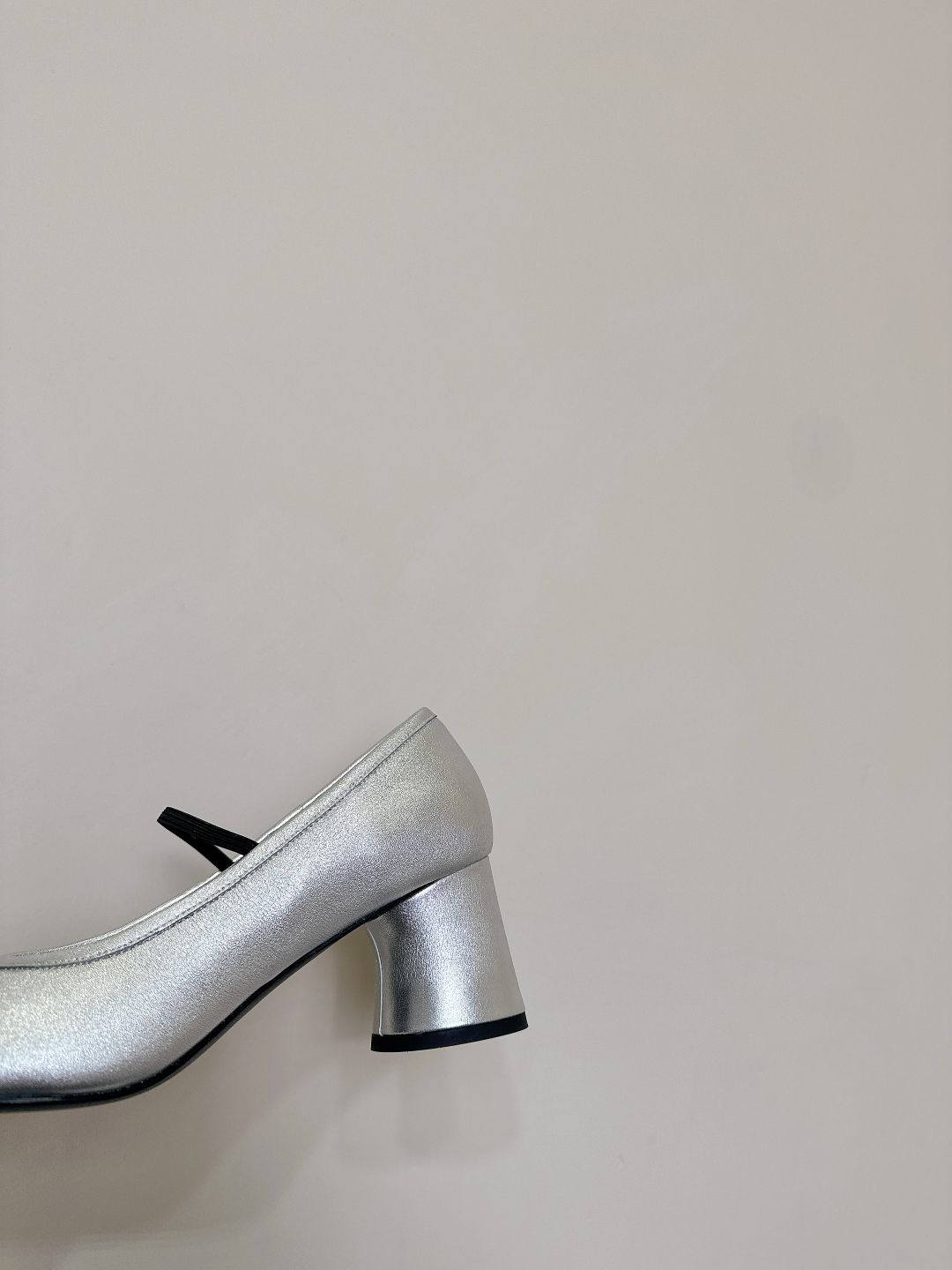 “Khaite Mary Jane Silverhead High Heels for Early Spring Fashion” - 图片 7
