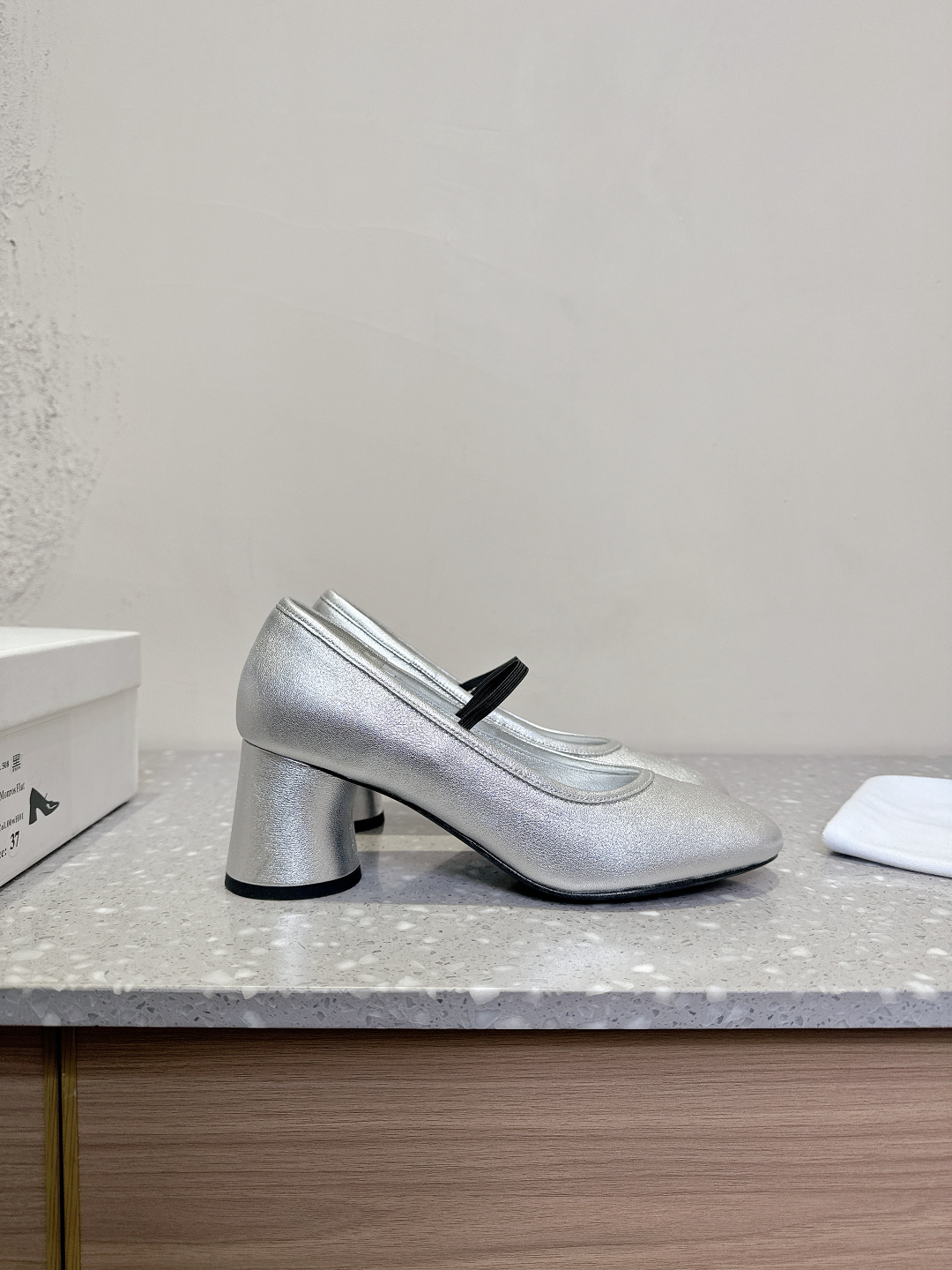“Khaite Mary Jane Silverhead High Heels for Early Spring Fashion” - 图片 5