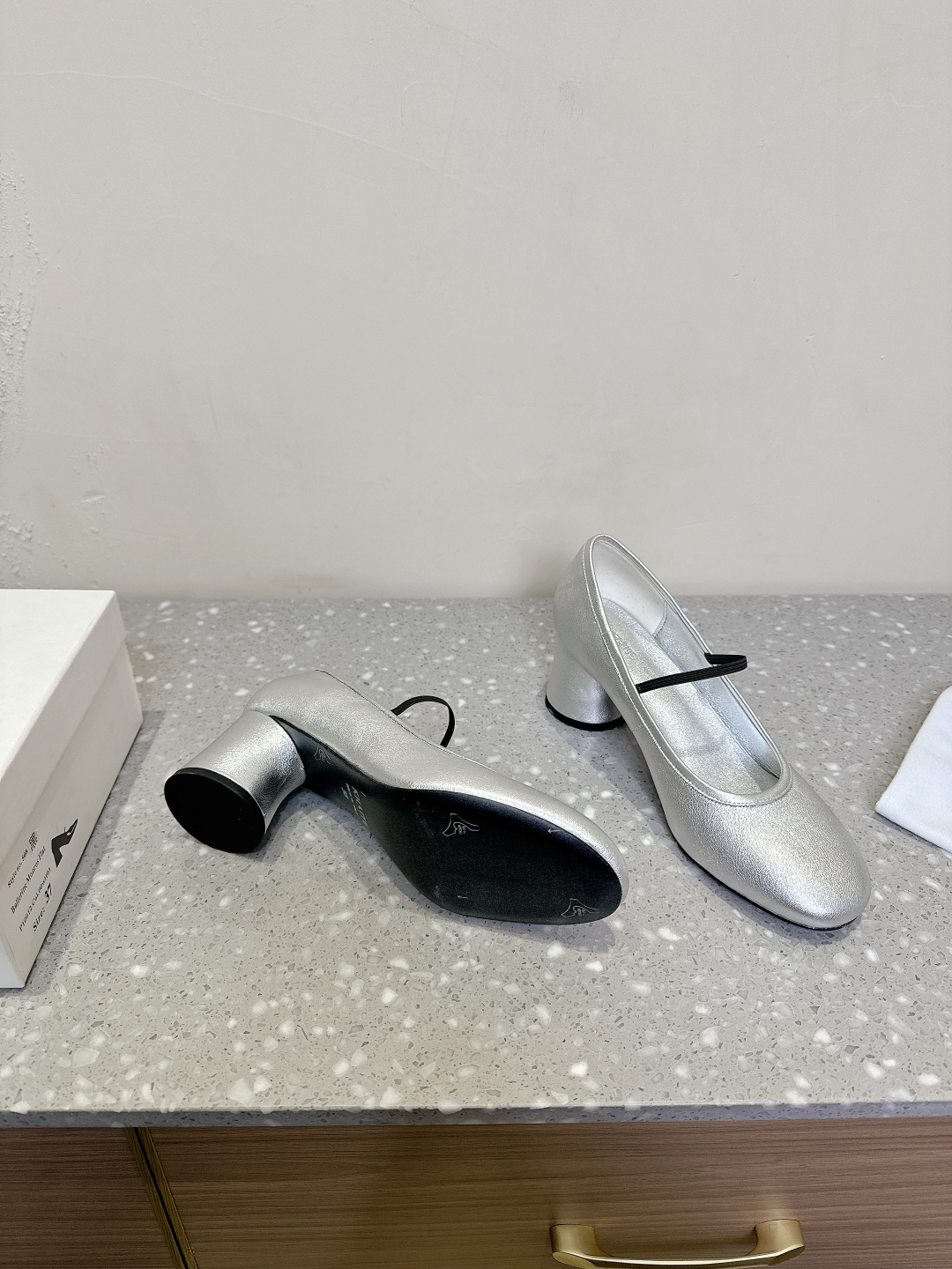 “Khaite Mary Jane Silverhead High Heels for Early Spring Fashion” - 图片 4