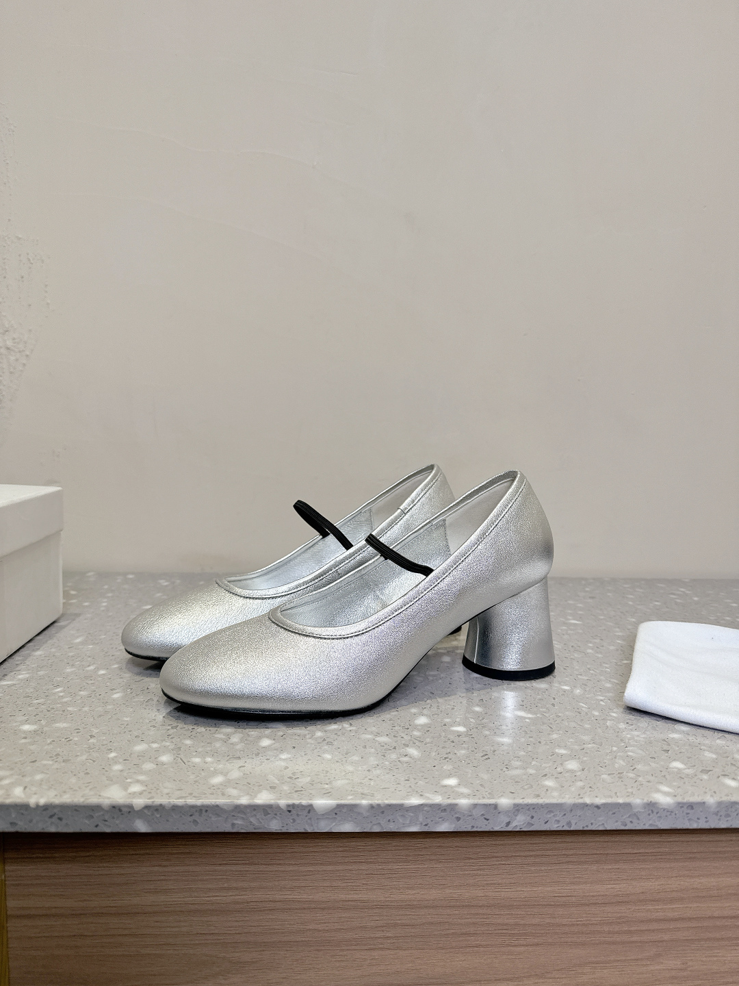 “Khaite Mary Jane Silverhead High Heels for Early Spring Fashion” - 图片 1