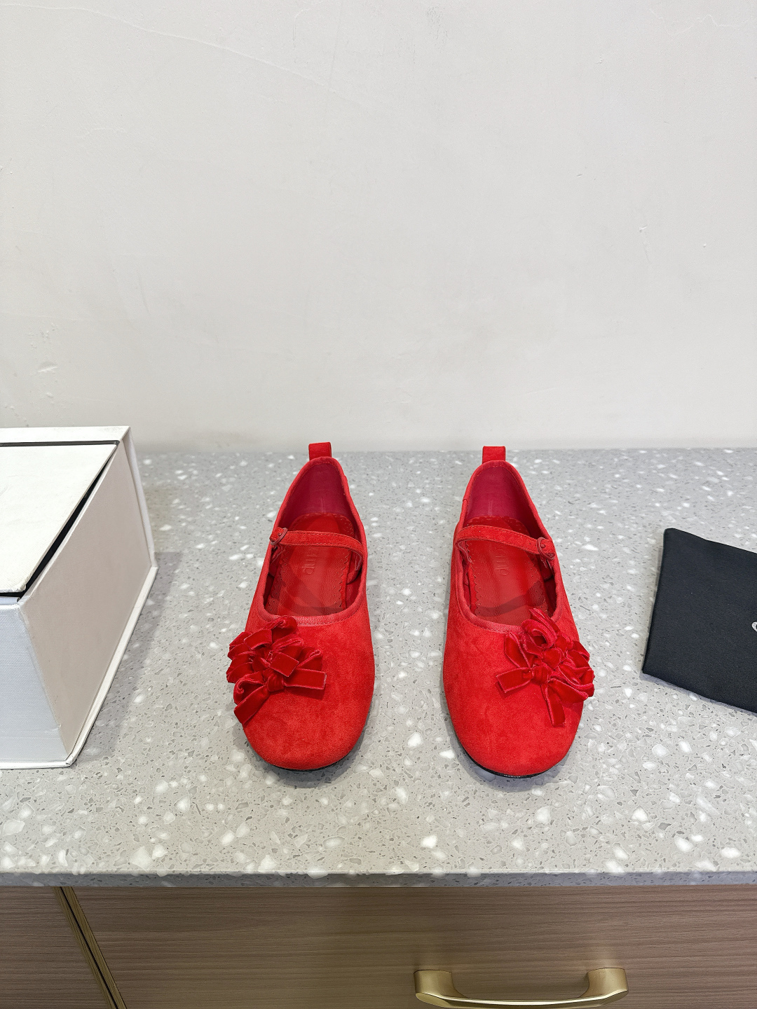Spring and Summer Shoe Fashion: Mary Jane Style with Small Flower and Flat Bottom