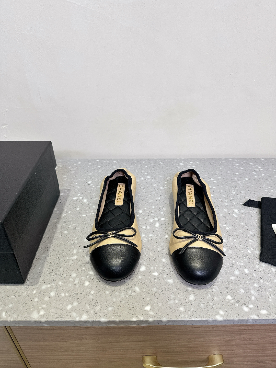 NO:236728,Chanel Xiaoxiang 25ss Spring and Summer New Ballet Shoes Single Shoes Like a necklace on the goddess' neck, the foot wraps very well, and it looks slim on the heels, which is really super exquisite!  The retro Mary Jane is so good. I like the classic combination the most, which has the feeling of the retro 1980s small fragrance style. The style is novel and fashionable, and the craftsmanship is perfect. Mixed-bred sheepskin design is so beautiful that it is not recognized by relatives. It looks slim and white. Original imported mixed-bred sheepskin/imported patent leather inner footbed sheepskin original custom imported leather sole Size35-41 (40.41 custom made without return or exchange), ballet shoes, chanel, mary jane, necklace, sheepskin, Leather soles19860909Chanel 小香 25ss春夏新款 芭蕾舞鞋 单鞋 宛如女神脖子上的项链,上脚包裹性非常好,上脚跟显瘦,真的是超级精致！ 复古的玛丽珍太对味了,个人最喜欢好经典的搭配,颇有80年代复古小香风的感觉,款式新颖时尚,工艺完美呈现,混种羊皮设计,美到六亲不认,很显瘦显白 面料原版进口混种羊皮/进口漆皮 内里垫脚羊皮 鞋底原版定制进口真皮大底 Size35-41（40.41定做不退换）,芭蕾舞鞋,chanel,mary jane,necklace,sheepskin,Leather soles,Women's Shoes