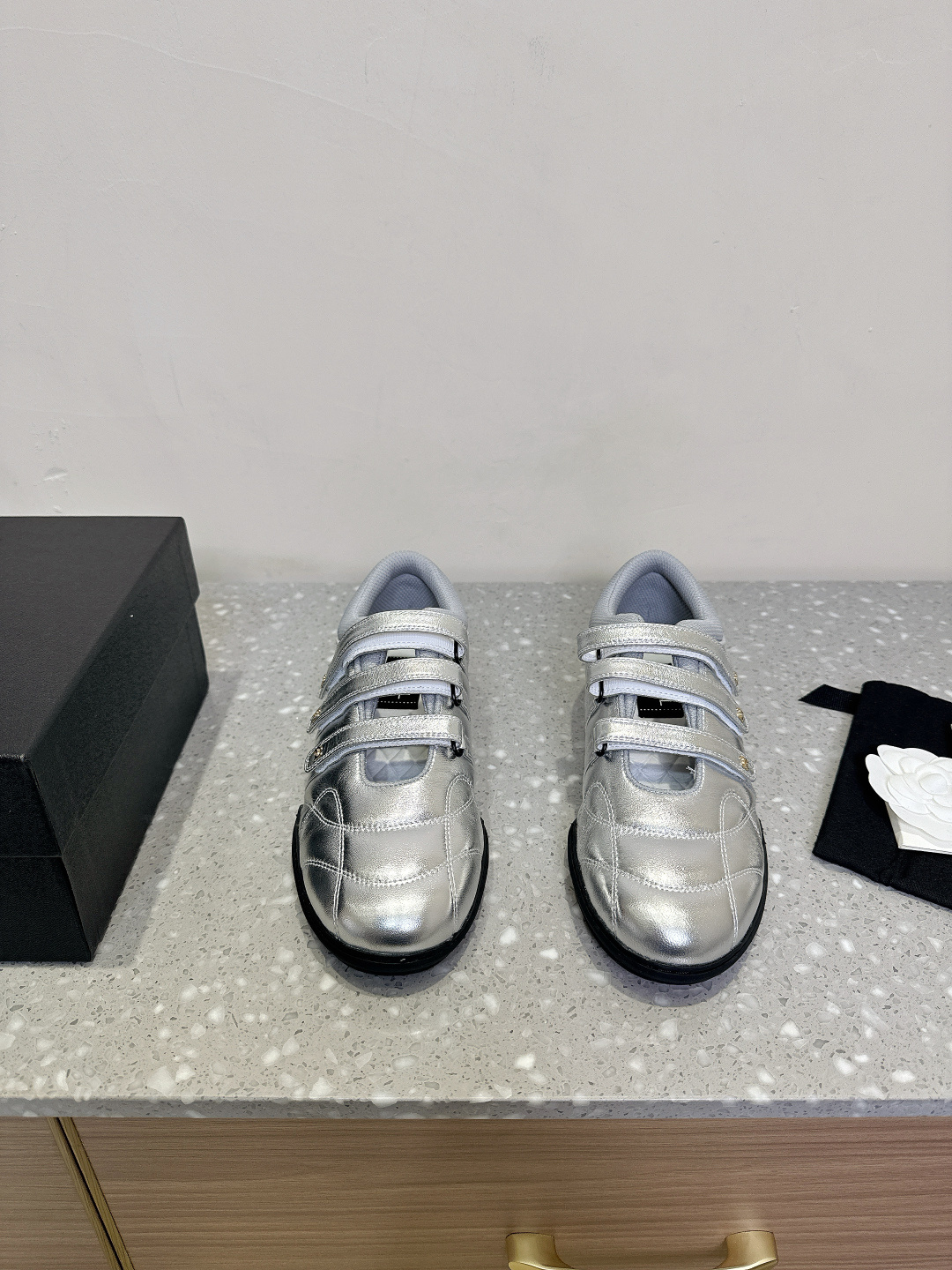 NO:236733,Chanel Xiaoxiang 25ss early spring new style diamond velcro, Mary Zhen baseball shoes whoever wears these shoes will praise them! You can always believe in Sister Mi's eyes. It's too fragrant on her feet. Xiaoxiang's shoes will praise them! As always, the lambskin diamond pattern is light and comfortable, full of retro and versatile black and white. But who will really wear them to play baseball! Coco girls' lovely casual shoes are the right way! The original imported cowhide of the upper, customized breathable net, original customized rubber sole, Size35-39 (40 custom made, no return or exchange), casual shoes/sports shoes, chanel, mary jane, sneakers, cowhide, sheepskin19860909Chanel 小香 25ss早春新款 菱格 魔术贴 玛丽珍 棒球鞋 这双鞋谁穿谁夸!永远可以相信幂姐的眼光 上脚太香 小香这双鞋谁穿谁夸! 一如既往的小羊皮菱格纹,轻盈舒适,满是复古感又是百搭的黑白两色. 但谁会真的的穿去打棒球啊啊啊!Coco女孩的心头好休闲鞋才是正道啊! 鞋面原版进口牛皮 内里垫脚定制透气网 鞋底原版定制橡胶大底 Size35-39（40订做不退换）,休闲鞋/运动鞋,chanel,mary jane,sneakers,cowhide,sheepskin,Women's Shoes