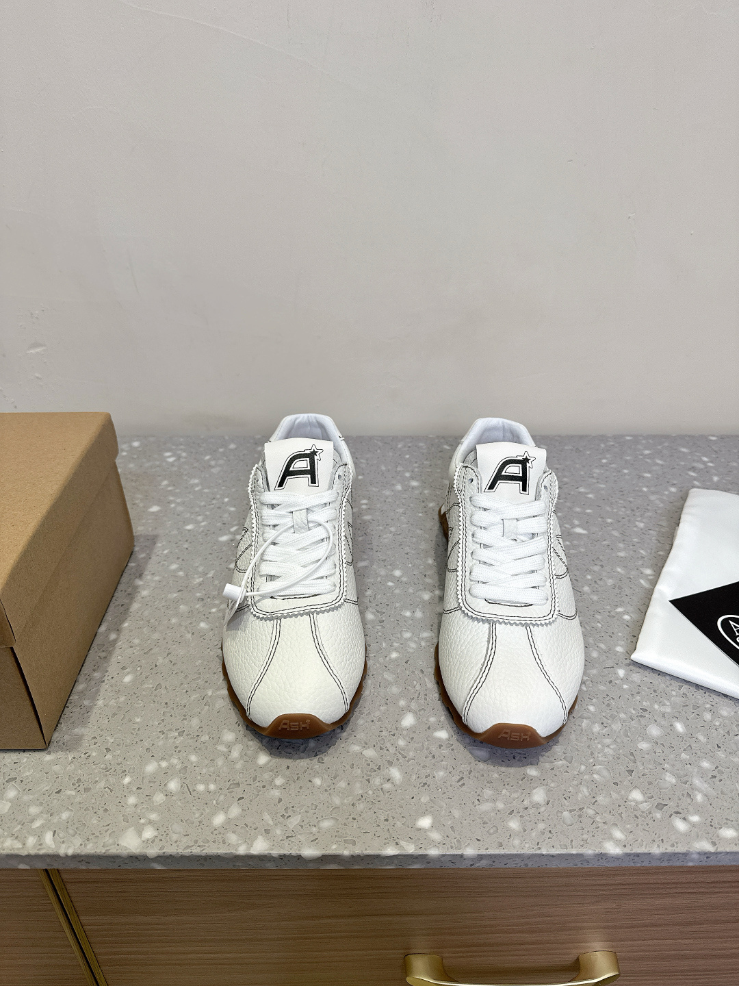 NO:236735,ASH niche trendy brand 25ss spring and summer new Italian light luxury trendy brand German training shoes small white shoes high-quality cowhide leather colorful shoe label breathable hole design tough star casual series, simple design punched breathable shoe body, light rebound and height-enhancing sole Original imported cowhide inner foot pad sheepskin sole original customized rubber sole Size35-40 (40 custom made without return and exchange), casual shoes/sports shoes, sneakers, cowhide, sheepskin19860909ASH 小众潮牌 25ss春夏新款 意大利轻奢潮牌 德训鞋 小白鞋优质牛皮多彩鞋标透气孔设计坚韧 明星同款休闲系列,简约设计的冲孔透气鞋身,搭配轻盈回弹增高鞋底 面料原版进口牛皮 内里垫脚羊皮 鞋底原版定制橡胶大底 Size35-40（40定做不退换）,休闲鞋/运动鞋,sneakers,cowhide,sheepskin,Women's Shoes