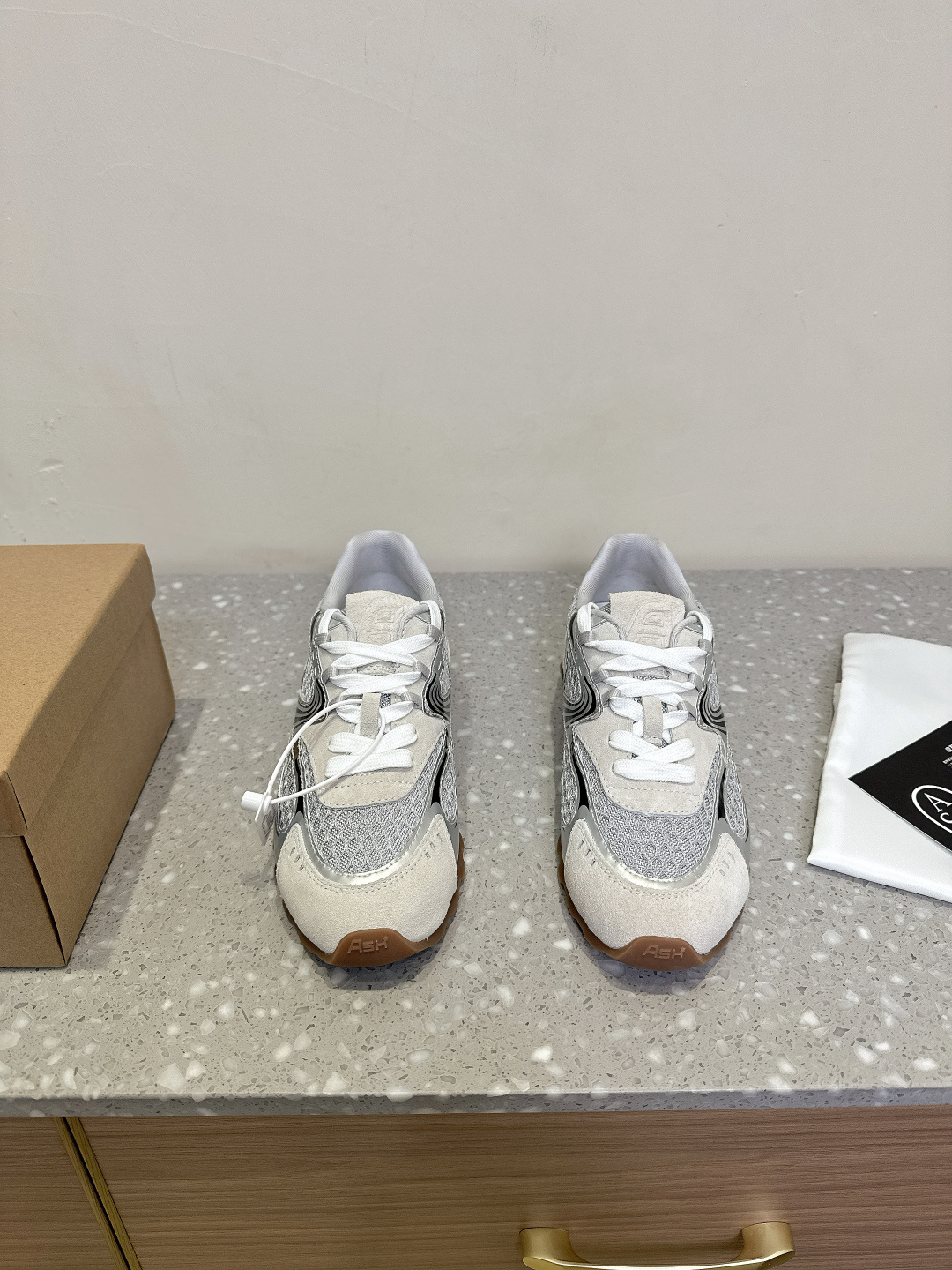 NO:236738,ASH niche trendy brand 25ss spring and summer new Italian light luxury trendy brand German training shoes small white shoes high-quality cowhide leather colorful shoe label breathable hole design tough star casual series, simple design punched breathable shoe body, light rebound and height-enhancing sole original fabric high mercerized beef reverse velvet/original mold opening mesh inner foot pad sheepskin sole original customized rubber sole Size35-40 (40 custom made no return or exchange), casual shoes/sports shoes, sneakers, cowhide, sheepskin19860909ASH 小众潮牌 25ss春夏新款 意大利轻奢潮牌 德训鞋 小白鞋优质牛皮多彩鞋标透气孔设计坚韧 明星同款休闲系列,简约设计的冲孔透气鞋身,搭配轻盈回弹增高鞋底 面料原版高丝光牛反绒/原版开模网布 内里垫脚羊皮 鞋底原版定制橡胶大底 Size35-40（40定做不退换）,休闲鞋/运动鞋,sneakers,cowhide,sheepskin,Women's Shoes