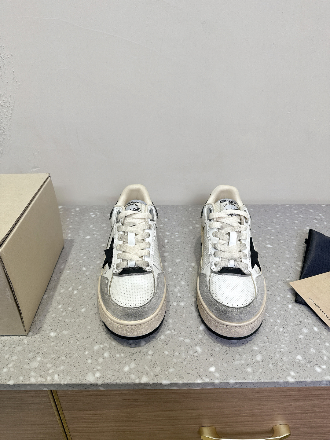 NO:236724,(Men's Size) GGDB Forty2 Series Thick Sole, Aging Stars, Small Dirty Shoes, Casual Couple Style, Sports Shoes, Forty2 Sneakers show the evergreen charm of the 1990s. The thick low-top silhouette and sporty style design evoke a legendary journey, celebrating the indomitable spirit of the eternal dreamer. It adopts a unique hand-made structure and micro-hole inserts, with TPU stars and cowhide inserts on the back, as well as cowhide heel labels and other details with 3D texture effect. Original custom imported head layer cowhide. Customized inner layer of cowhide. The sole is 4.5cm thick. The sole is made of unslip rubber. Size35-44 (female size 40, male size 45 customized without return). Casual shoes/sneakers, sneakers, cowhide19860909（男码）GGDB Forty2系列 厚底 做旧 星星 小脏鞋 休闲 情侣款 运动鞋 款Forty2 运动鞋展现了 1990年代的常青魅力 厚实的低帮廓形和运动风设计唤起了一段传奇之旅,颂扬永恒梦想家不屈不挠的精神 采用独特的手工结构和微孔嵌件,背面饰有TPU 星星和牛皮嵌件,以及牛皮后跟标签等具有3D纹理效果的细节 面料原版定制进口头层牛皮 内里定制透气网里 底厚4.5cm 鞋底原版开模防滑橡胶材质 Size35-44（女码40,男码45定做不退换）,休闲鞋/运动鞋,sneakers,cowhide,Women's Shoes