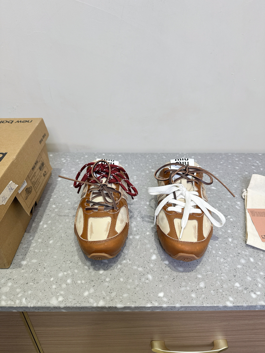 NO:236729,Semi-drag Miumiu x New Balance 25ss early spring new style, joint catwalk style, semi-drag, super invincible hottest. No matter how you wear it, please don’t miss this pair of 530 series sneakers. It’s very easy to match!  It uses computer scanning to make and assemble, from needlework to cow back fur, thick velvet texture, perfectly replicate the inner and outer structure [Deyi] superimposed layered wiring method, which is extremely complicated!  Original imported cowhide fabric, inner foot pad sheepskin, original sole, exclusive TPU non-slip sole, shoelaces, specific two-color shoelaces, genuine leather tailoring, shoelaces, complex workmanship waste Size35-40 (40 custom made, no return or exchange), semi-torch, miumiu, sneakers, cowhide, sheepskin19860909半拖Miumiu x New Balance 25ss早春新款 联名走秀款 半拖 超级无敌大热门,无论你如何穿搭请都不要放过这一双530系列的运动鞋 非常好搭配！ 采用电脑扫描制作扫描组装,从针线到牛反绒反毛皮粗绒质地,完美复刻内外结构[得意]叠加分层走线做法,极其复杂！ 面料原版进口牛皮 内里垫脚羊皮 大底原版独家TPU防滑大底 鞋带特定双色鞋带加真皮裁条鞋带做工复杂废料 Size35-40（40订做不退换）,半拖,miumiu,sneakers,cowhide,sheepskin,Women's Shoes