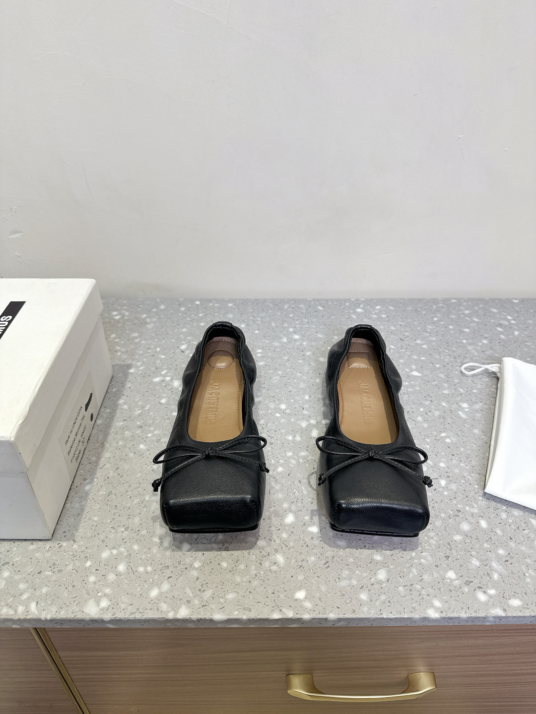 NO:236707,Single Shoes Jacquemus Niche Trendy Brand 25ss Spring and Summer New Style, Bow, Square Toe Shoes, Single Shoes, Half-Track, Square Toe Design is really fashionable!  A small match is no problem!  Coquettish love has no boxy heads, a must-have for fashionable talent!  The popular square head design and fennel style are personalized and playful and cute. The fabric is made of original imported cowhide, inner foot pad sheepskin, original custom leather sole, size 35-39 (40 customization, no return or replacement), ballet shoes, cowhide, sheepskin, Leather soles19860909单鞋Jacquemus 小众潮牌25ss春夏新款 蝴蝶结 方头鞋 单鞋 半拖 方头设计真的好时髦！ 小搭配不在话下！可可爱爱没有脑袋四方方的 时髦精必入的一款！ 流行的方头设计和茴蕾风碰撞则个性,俏皮可爱 面料采用原版进口牛皮 内里垫脚羊皮 鞋底原版定制真皮大底 尺码35-39(40定制不退不换),芭蕾舞鞋,cowhide,sheepskin,Leather soles,Women's Shoes