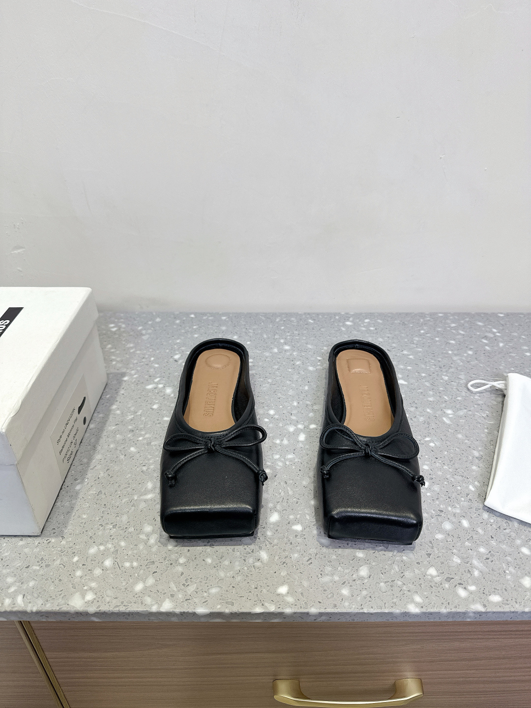 NO:236713,Half-touch Jacquemus niche trendy brand 25ss spring and summer new style, bow, square toe shoes, single shoes, semi-touch The square toe design is really fashionable!  A small match is no problem!  Coquettish love has no boxy heads, a must-have for fashionable talent!  The popular square head design and fennel style are personalized and playful and cute. The fabric is made of original imported cowhide, inner foot pad sheepskin, original custom leather sole, size 35-39 (40 customization, no return or replacement), ballet shoes, cowhide, sheepskin, Leather soles19860909半拖Jacquemus 小众潮牌25ss春夏新款 蝴蝶结 方头鞋 单鞋 半拖 方头设计真的好时髦！ 小搭配不在话下！可可爱爱没有脑袋四方方的 时髦精必入的一款！ 流行的方头设计和茴蕾风碰撞则个性,俏皮可爱 面料采用原版进口牛皮 内里垫脚羊皮 鞋底原版定制真皮大底 尺码35-39(40定制不退不换),芭蕾舞鞋,cowhide,sheepskin,Leather soles,Women's Shoes