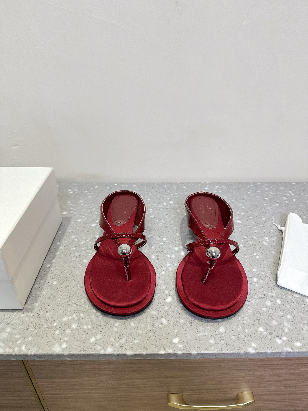 NO:236723,ODTD Niche trendy brand 25ss Spring and Summer New Style Small Gold Ball Series Cat Heel Clip Toe Slippers Super Beautiful Shoes Minimalist Line Slippers Beautiful Shoes That Can't Beautiful Shoes That Can't Beautiful Shoes That Can Beautiful in Words, I just hate that I read less!  The perfect collision of metal and leather exudes noble and indirect design. The clean lines outline the sexy curves on the insteps. The more you look at them, the more you look, the more you look, the whiter you look on your feet, which makes you look younger and elegant!  The upper is made of original custom imported patent leather/cowhide, inner foot pad, silk / foot pad, original custom rubber outsole Size35-39 (40.41 custom-made without return or exchange), split-toe shoes, slippers, cowhide, real silk19860909ODTD 小众潮牌 25ss春夏新款 小金球 系列 猫跟 夹趾 拖鞋 超级美鞋极简线条感拖鞋 无法用言语形容的美鞋,只恨自己读书少！ 金属和皮革的完美碰撞,散发着高洁和间接的设计 干净的线条在脚背上一点勾勒出性感的曲线,越看越耐看,上脚超级显白,减龄又有气质！ 鞋面采用原版定制进口漆皮/牛皮 内里垫脚真丝/垫脚 大底原版定制橡胶大底 Size35-39（40.41定制不退换）,分趾鞋,slippers,cowhide,real silk,Women's Shoes