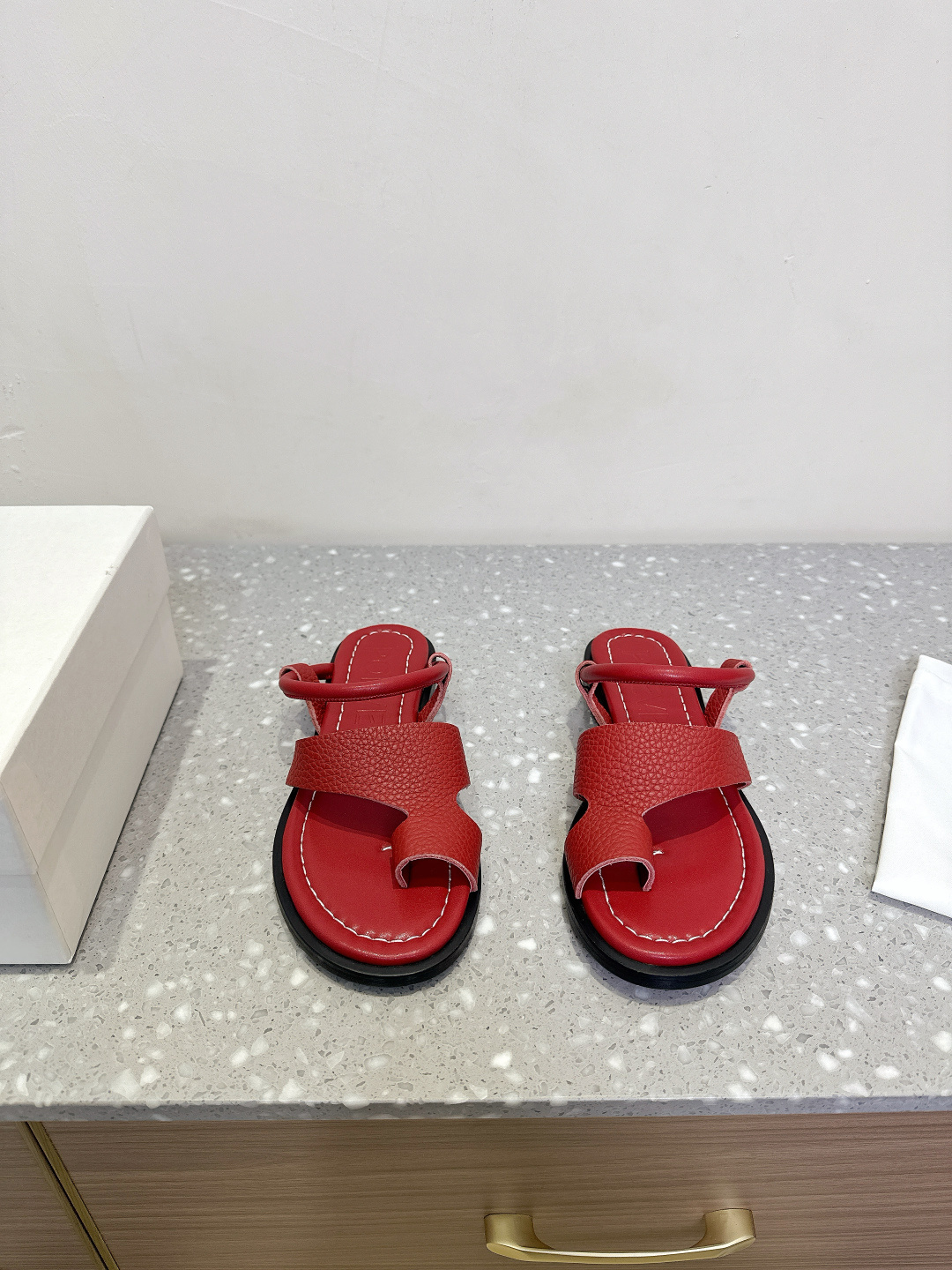 NO:236722,Poeve niche trendy brand 25ss spring and summer new style, simple wrinkle, flat sole, foot clip, slippers, consistent minimalist style, clean and neat layout design, no decoration, only design is used as the highlight, highlighting temperament and personality!  The upper is made of imported soft cowhide, inner foot padded sheepskin, original rubber outsole combination of sole Size35-40 (40 custom made without return or exchange), split-toe shoes, slippers, cowhide, sheepskin19860909Poeve 小众潮牌 25ss春夏新款 简易皱面 平底 夹脚 拖鞋 一贯的极简风格 干净利落的版面设计 没有任何装饰 仅以设计为亮点 凸显气质和彰显个性！ 鞋面采用进口绵软牛皮 内里垫脚羊皮 鞋底原版橡胶大底组合 Size35-40（40定做不退换）,分趾鞋,slippers,cowhide,sheepskin,Women's Shoes