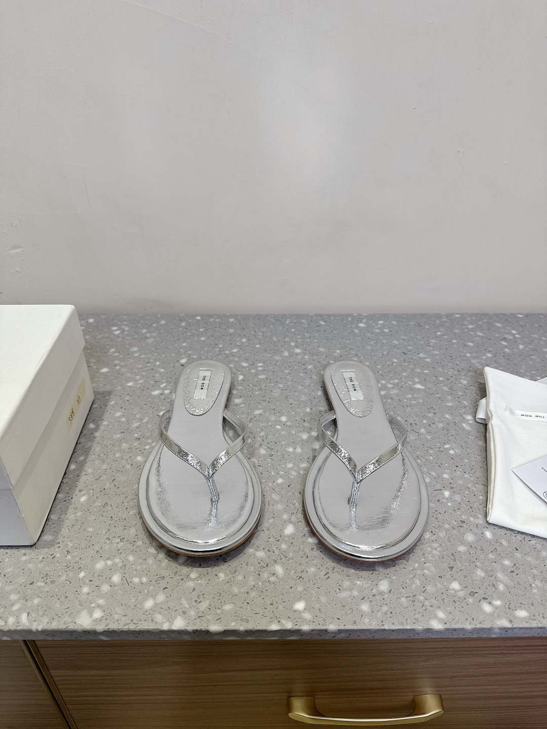 NO:236719,The row niche trendy brand 25ss spring and summer new style, flat sole, foot clip, flip flops, slippers, you will immediately amazed one of your slippers. TR slippers will never regret even if you close your eyes. Everything is so right!  Custom imported calfskin with inner foot padded sheepskin sole original Italian leather outsole size 35-39 (40.41 custom made without return or exchange), split-toed shoes, slippers, cowhide, sheepskin, Leather soles19860909The row 小众潮牌 25ss春夏新款 平底 夹脚 人字拖 拖鞋 上脚马上会惊艳到你的一款拖鞋 TR拖鞋闭眼入都不会后悔 一切那么恰到好处！ 鞋面定制进口小牛皮 内里垫脚羊皮  鞋底原版意大利真皮大底 码数35-39（40.41定做不退换）,分趾鞋,slippers,cowhide,sheepskin,Leather soles,Women's Shoes