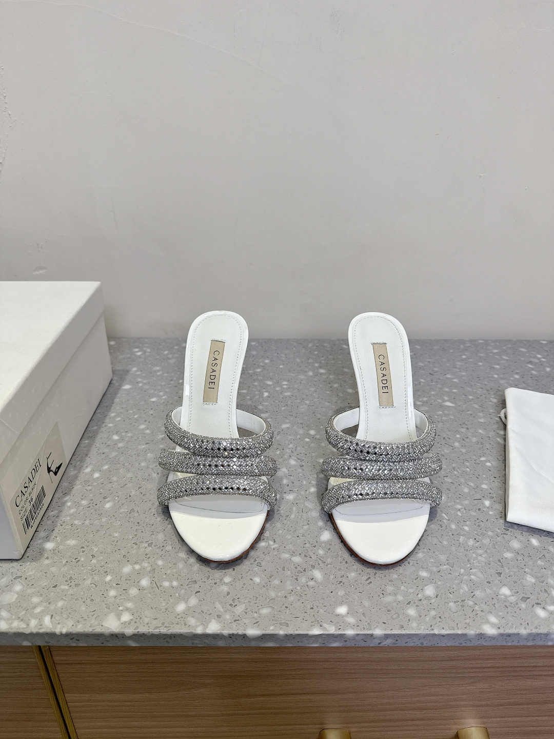 NO:236727,CASADEI Niche trendy brand 25ss early spring new product, rhinestone high heels, slippers, which woman can reject such beautiful high heels, high heels paired with shining rhinestones, high-end and sexy!  Whether it is daily travel or banquet invitation, its unparalleled texture and charm are your noble and dazzling choice!  The upper is made of original custom rhinestones, inner foot pad lambskin, heel height 10.5cm, original Italian imported leather sole size35-39 (40.41 custom made without return), high heels, high heels, slippers, sheepskin, Leather soles19860909CASADEI 小众潮牌 25ss早春新品 水钻高跟 拖鞋 哪个女人能拒绝如此美艳的高跟鞋 高跟搭配闪耀的水钻 高级又性感！ 无论日常出行还是宴会邀约 它无与伦比的质感与魅力 都是您尊贵耀眼的选择！ 鞋面采用原版定制水钻 内里垫脚小羊皮  跟高10.5cm 鞋底原版意大利进口真皮大底 size35-39（40.41定制不退换）,高跟鞋,high heels,slippers,sheepskin,Leather soles,Women's Shoes