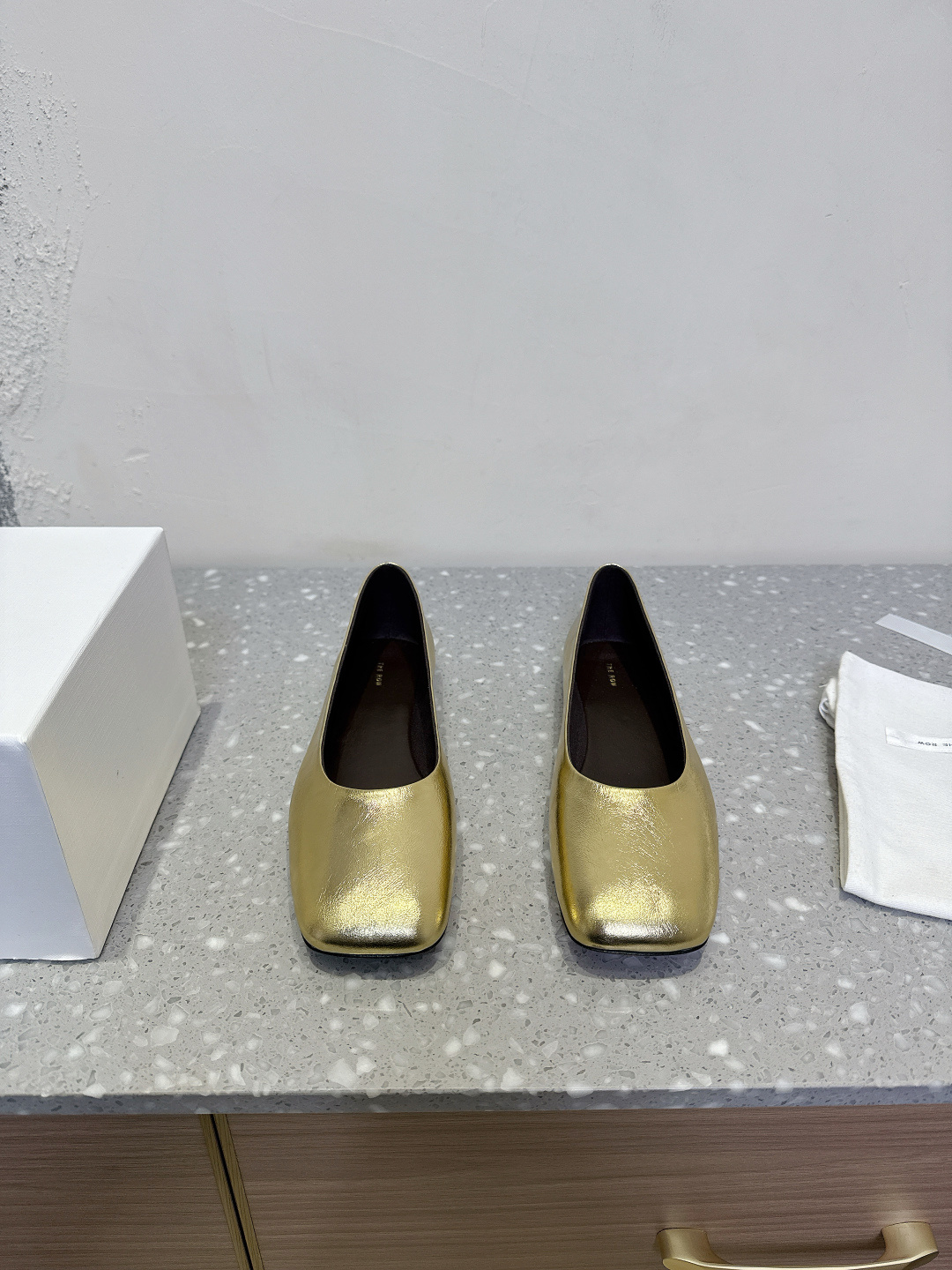 NO:236704,The row Niche trendy brand 25ss early spring new style ballet shoes single shoes super soft and comfortable The first pair of grandma shoes in spring is the golden beauty needs to be shared immediately Super soft and glutinous leather, not tired from walking, super comfortable with soft sole, super comfortable with a big and elegant head, full of personalized Therow style, full of old money style, original imported sheepskin upper, inner foot pad sheepskin sole original imported genuine leather sole Size35-40 (40 custom made without return or exchange), ballet shoes, sheepskin19860909The row 小众潮牌 25ss早春新款 芭蕾舞鞋 单鞋 超级柔软舒适 春天的第一双奶奶鞋非它莫属 金灿灿的美丽需要立马分享 超级软糯的皮子,暴走不累,软底的超级舒服 大方头超级个性 Therow风十足 老钱风满满 鞋面原版进口绵羊皮 内里垫脚羊皮 鞋底原版进口真皮面底 Size35-40（40定做不退换）,芭蕾舞鞋,sheepskin,Women's Shoes