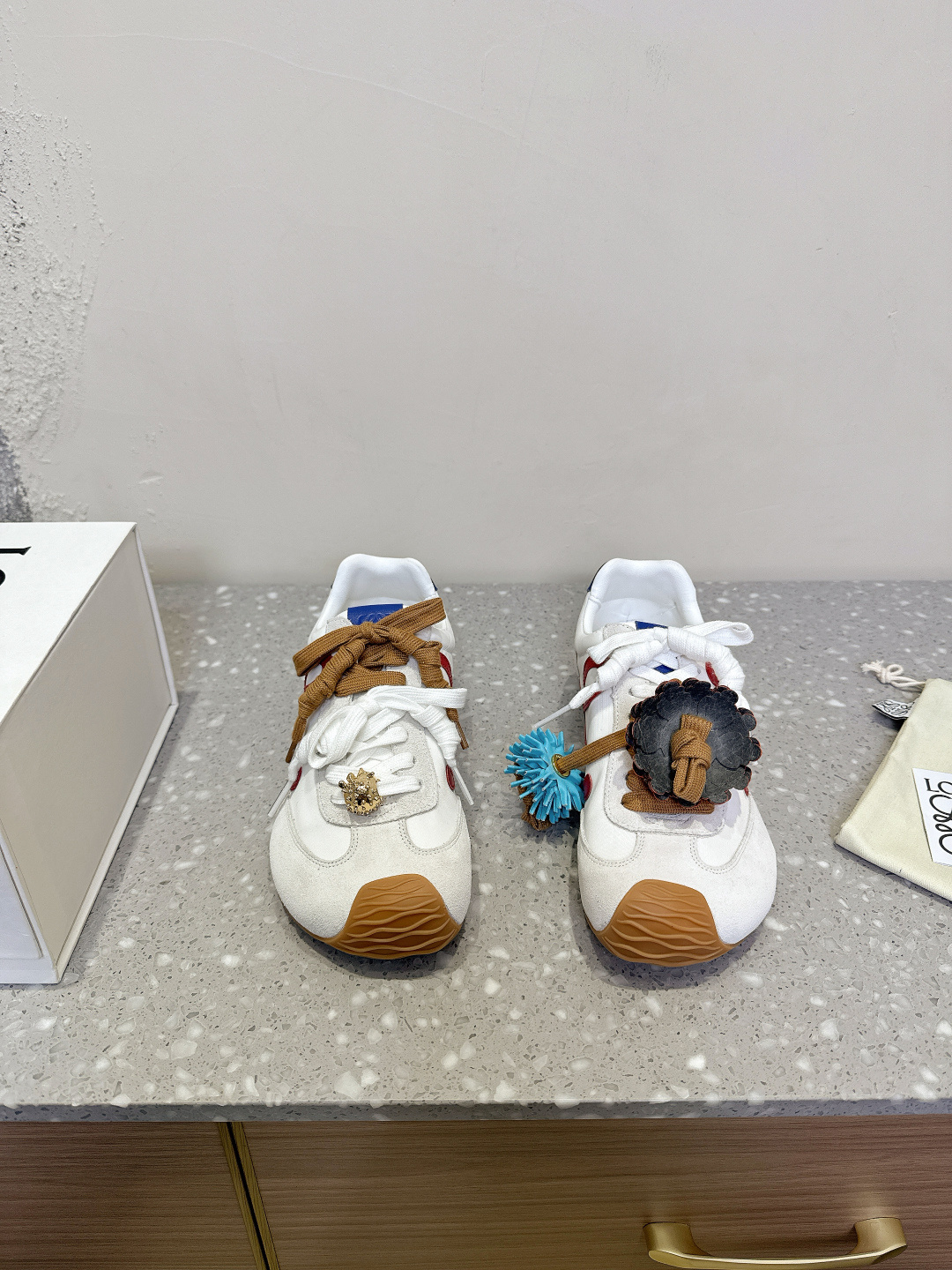 NO:238314,Loewe 25ss new Paris fashion ballettrunner ballet sneakers Forrest Gump shoes classic love at first glance!  The minimalist style of splicing is really the ultimate!  It's so versatile. You can wear it casually and be very high-end and light, and you can go shopping without any pressure!  It is invincible and comfortable to wear on your feet, light and without weight. I really love it when I go out!  There is a little bit of heightening without hitting the feet. The upper is imported cowhide/Niujing/Split original fabric. Inner sheepskin. Sole original wear-resistant rubber combination sole. Size35-40 (40 custom made without return or exchange), casual shoes/sports shoes, loewe, sneakers, cowhide, sheepskin19860909Loewe 25ss新款巴黎时装 balletrunner 芭蕾运动鞋 阿甘鞋 经典一眼就爱上的！拼接的极简风格真的做到极致！实在太百搭,随便穿搭就可以很高级,很轻便,逛街暴走无压力！ 上脚无敌舒适,轻盈无负重感,出街真的爱了！不打脚还有点小增高 鞋面原版进口牛皮/牛京/拼接原版布料 内里羊皮 鞋底原版耐磨橡胶组合大底 Size35-40（40定做不退换）,休闲鞋/运动鞋,loewe,sneakers,cowhide,sheepskin,Women's Shoes