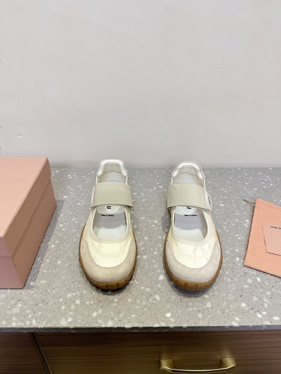 NO:238326,MiuMiu 25ss Spring and Summer New Style Mary Jane Cookie Shoes Forrest Gump Shoes Sports Shoes Miu Latest Popularity Avant-garde and bold design!  The style is integrated into the simple lines of this thick-soled canvas sneaker, and the chic logo is decorated on the tongue and back of the shoe, embellished with retro design, adding to the iconic!  Thick sole design defines avant-garde modern style. The upper is made of original custom fabric/beef velvet. The inner foot pad is sheepskin splicing mesh. The sole is original open mold-proof rubber outsole. Size 35-40 (40 customization is not returned or replaced), ballet shoes, miumiu, mary jane, sneakers, sheepskin19860909MiuMiu 缪缪 25ss春夏新款 玛丽珍 饼干鞋 阿甘鞋 运动鞋 miu最新爆款 前卫大胆的设计！风格融于此款厚底帆布运动鞋的简约线条,别致徽标饰于鞋舌与背面,点缀复古设计,平添标志性！厚底设计定义前卫的现代风格 鞋面采用原版定制布料/牛反绒 内里垫脚羊皮拼接网布 鞋底原版开模防滑橡胶大底 码数35-40（40定制不退换）,芭蕾舞鞋,miumiu,mary jane,sneakers,sheepskin,Women's Shoes