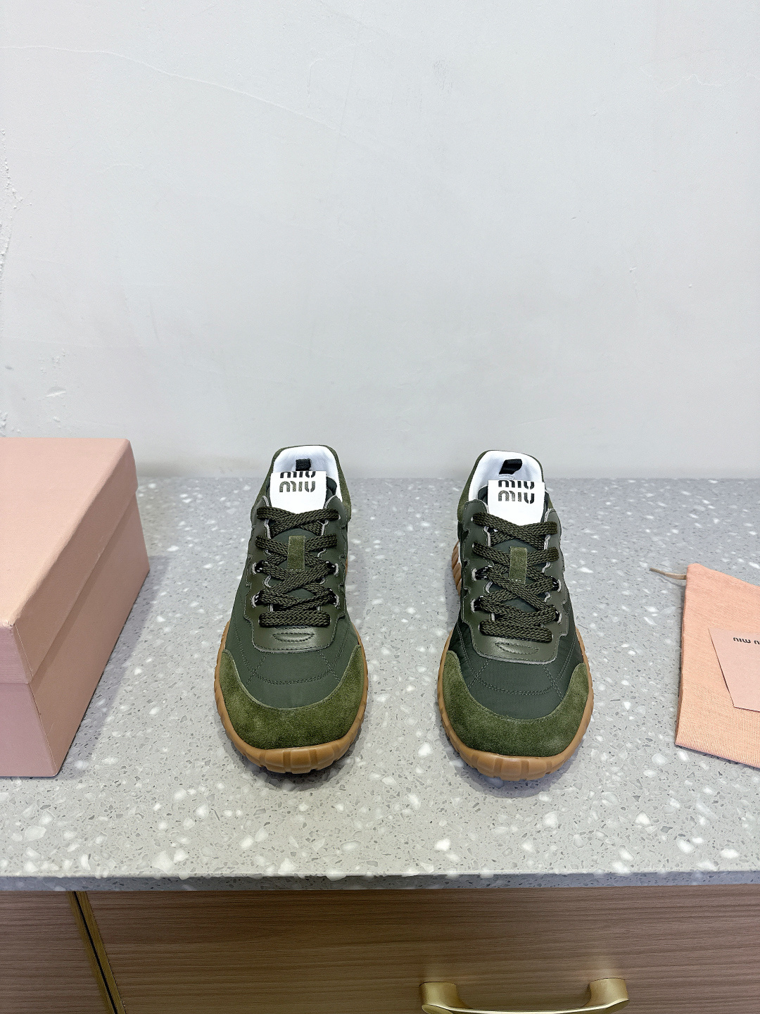 NO:238317,MiuMiu 25ss Spring and Summer New Style Cookie Shoes Forrest Gump Shoes Sports Shoes Miu Latest Popularity Avant-garde and bold design!  The style is integrated into the simple lines of this thick-soled canvas sneaker, and the chic logo is decorated on the tongue and back of the shoe, embellished with retro design, adding to the iconic!  Thick sole design defines avant-garde modern style. The upper is made of original custom fabric/beef reverse velvet. Inner footbed sheepskin splicing mesh. Original open molded anti-slip rubber outsole. Size 35-40 (40 customization, no return or exchange), casual shoes/sports shoes, miumiu, sneakers, sheepskin19860909MiuMiu 缪缪 25ss春夏新款 饼干鞋 阿甘鞋 运动鞋 miu最新爆款 前卫大胆的设计！风格融于此款厚底帆布运动鞋的简约线条,别致徽标饰于鞋舌与背面,点缀复古设计,平添标志性！厚底设计定义前卫的现代风格 鞋面采用原版定制布料/牛反绒 内里垫脚羊皮拼接网布 鞋底原版开模防滑橡胶大底 码数35-40（40定制不退换）,休闲鞋/运动鞋,miumiu,sneakers,sheepskin,Women's Shoes