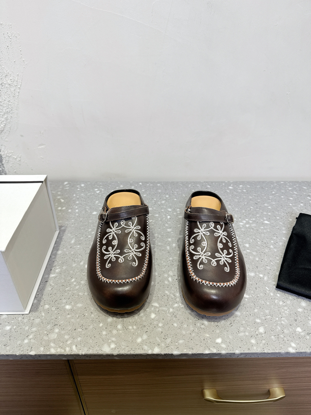 NO:238331,Cotemp niche trendy brand 25ss early spring new style, fashionable, electric embroidery, Berken toe toe, semi-trail, continues the eternal classical and comfortable, the unique round toe shoe shape injects more exquisite considerations into the neutral tone of the shoe body, portraying a more vivid and unrestrained artist image, the iconic metal bark buckle is located at the toe, cleverly blending classical thoughts and brand cleverly thinking. The upper is customized, polished cowhide/Niujing inner foot pad sheepskin, original custom-made open molded rubber sole Size35-39 (40 custom made without return), semi-trail, cowhide, sheepskin19860909Cotemp 小众潮牌 25ss早春新款 时髦 电绣 勃肯包头拖 半拖 延续恒久的古典与舒适,独特的圆头鞋型为鞋体的中性基调注入更多精致考量 刻画一个更鲜活的、不拘小节的艺术家形象,标志性的金属巴克提扣位于鞋头处,巧妙融合古典思绪与品牌巧思 鞋面原版定制擦色牛皮/牛京 内里垫脚羊皮 大底原版定制开模橡胶大底 Size35-39（40订做不退换）,半拖,cowhide,sheepskin,Women's Shoes