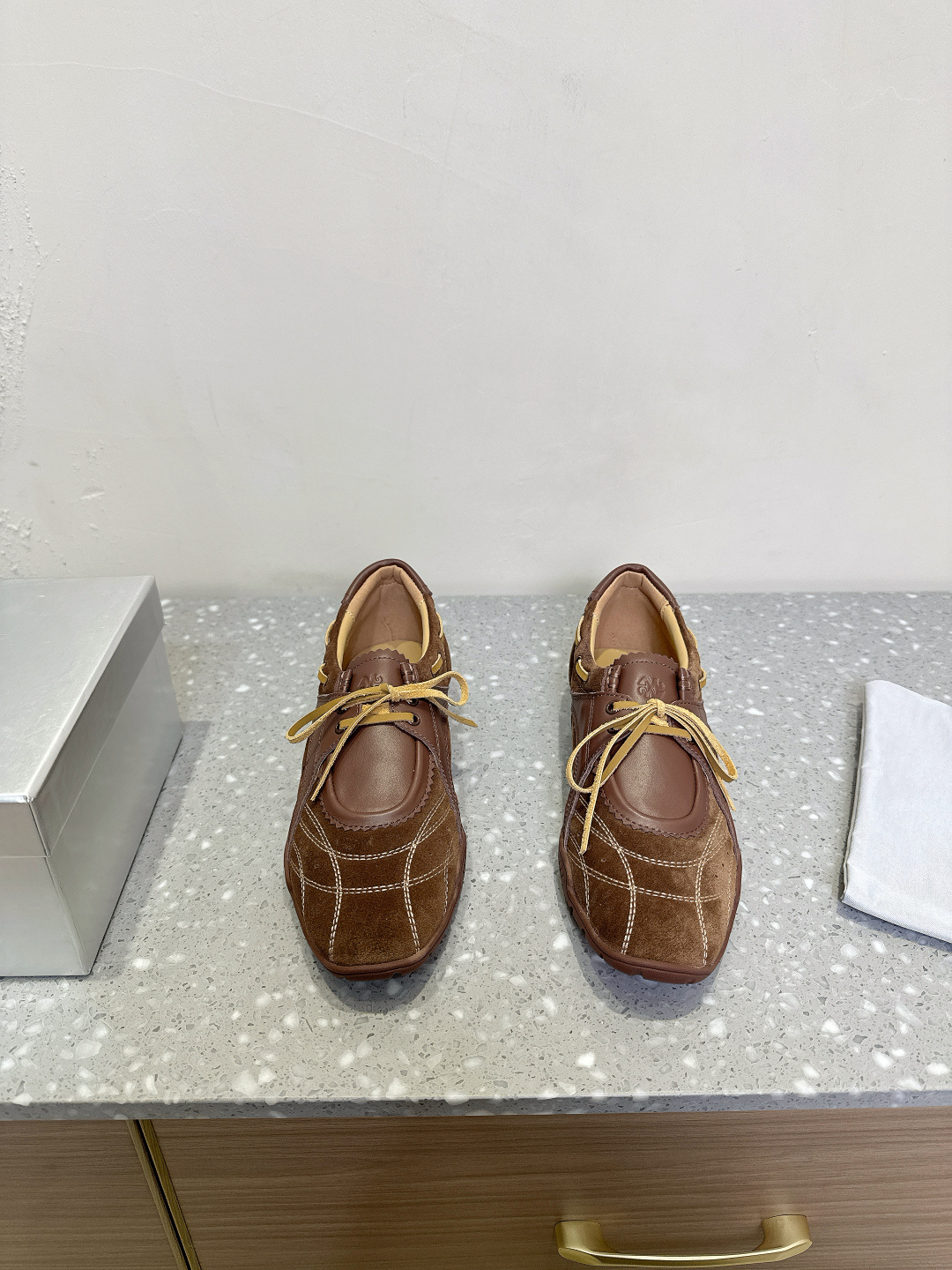 NO:238328,57QUAI Niche Trendy Brand 25ss Spring and Summer New Style, Showcase and Training Shoes, Casual Boots The design concept originates from the combination of boxing boots and ballet shoes, dynamic and soft ~ reflects the pure sports elements and the charm of mixed spirits, from soft pastels to sports   plus retro 80s tones, it is completely suitable for every girl, and it is awesome!  !  Fashionable sports experts must enter, the foot feel is light, both fashionable and comfortable~ The upper is imported cowhide/imported cow leather, inner sheepskin, original open molded rubber sole, Size35-40 (40 customized, non-return and exchange), casual shoes/sports shoes, boots, sneakers, cowhide, sheepskin1986090957QUAI 小众潮牌 25ss春夏新款 走秀款德训鞋 休闲靴 设计理念源于拳击靴和芭蕾舞鞋两者的结合,动感而柔美～体现了纯正的运动元素和混合的魅力 从柔和的粉彩到运动＋加上复古的 80年代色调,完全适合每一个女生,绝绝子品！！时髦运动达人必入,脚感轻盈 兼具时尚与舒适~ 鞋面原版进口牛皮/进口牛反绒  内里羊皮 大底原版开模橡胶大底 Size35-40（40订做不退换）,休闲鞋/运动鞋,boots,sneakers,cowhide,sheepskin,Women's Shoes