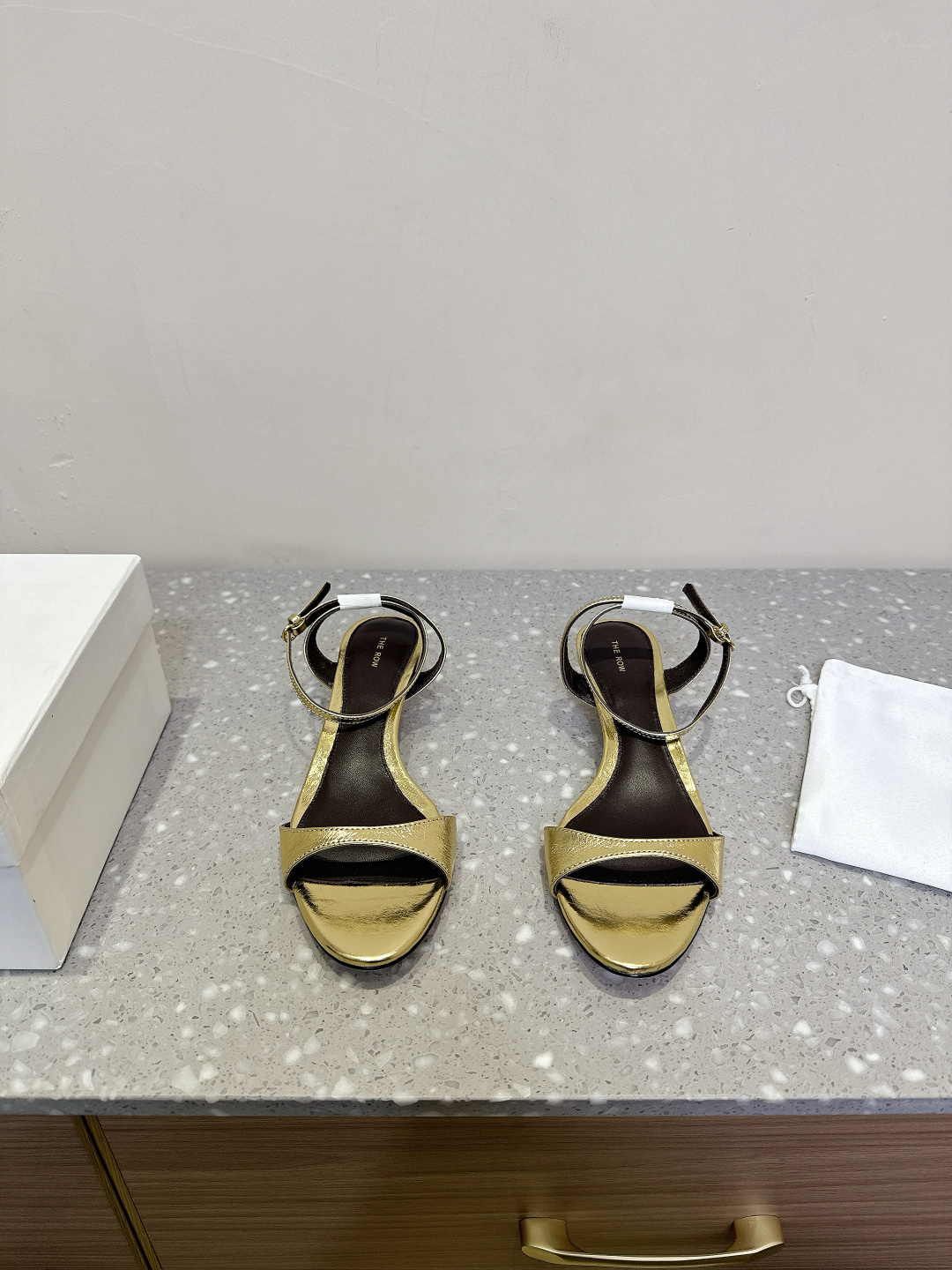 NO:238308,The Row niche trendy brand 25ss spring and summer new style, simple round toe, cat heels, high heels, this minimalist style high heel is made of high-quality leather, with a bow design, simple and elegant, long skirt companion, salt or sweet!  With excellent leather texture and last craftsmanship, can you experience the kind of human nature carefully considered when you wear it?  The design is a particularly comfortable and simple one. It has a natural and versatile attribute, and it can be worn casually and shows its beauty!  The upper is made of original custom cowhide, inner foot pad sheepskin, heel height 3.5cm/9.5cm, imported genuine leather sole, size 35-40 (40 custom made without return and exchange), sandals, sandals, high heels, skirts, cowhide, sheepskin, Leather soles19860909The Row 小众潮牌 25ss春夏新款 简易 圆头 猫跟鞋 高跟鞋 这款极简风格高跟甄选优质皮革制成,采用蝴蝶结设计,简洁优雅、长裙伴侣、可盐可甜！ 出色的皮料质感和楦型工艺 ,穿上脚就能体会到那种经过用心考量的人性？化设计 ,尤为舒适且简约的一款 ,自然带有百搭的属性, 随意穿搭 ,自显美感！ 鞋面采用原版定制牛皮 内里垫脚羊皮 跟高3.5cm/9.5cm 鞋底意大利进口真皮大底 码数35-40（40定做不退换）,凉鞋,sandals,high heels,skirts,cowhide,sheepskin,Leather soles,Women's Shoes