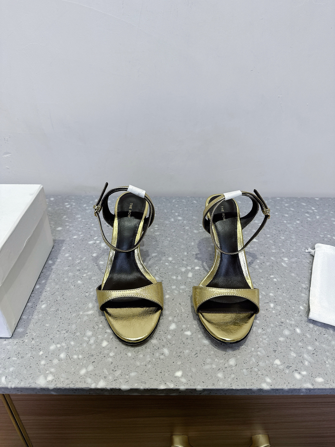 NO:239075,The Row niche trendy brand 25ss spring and summer new style, simple round toe, cat heels, high heels, this minimalist style high heel is made of high-quality leather, with a bow design, simple and elegant, long skirt companion, salt or sweet!  With excellent leather texture and last craftsmanship, can you experience the kind of human nature carefully considered when you wear it?  The design is a particularly comfortable and simple one. It has a natural and versatile attribute, and it can be worn casually and shows its beauty!  The upper is made of original custom cowhide, inner foot pad sheepskin, heel height 3.5cm/9.5cm, imported genuine leather sole, size 35-40 (40 custom made without return and exchange), sandals, sandals, high heels, skirts, cowhide, sheepskin, Leather soles19860909The Row 小众潮牌 25ss春夏新款 简易 圆头 猫跟鞋 高跟鞋 这款极简风格高跟甄选优质皮革制成,采用蝴蝶结设计,简洁优雅、长裙伴侣、可盐可甜！ 出色的皮料质感和楦型工艺 ,穿上脚就能体会到那种经过用心考量的人性？化设计 ,尤为舒适且简约的一款 ,自然带有百搭的属性, 随意穿搭 ,自显美感！ 鞋面采用原版定制牛皮 内里垫脚羊皮 跟高3.5cm/9.5cm 鞋底意大利进口真皮大底 码数35-40（40定做不退换）,凉鞋,sandals,high heels,skirts,cowhide,sheepskin,Leather soles,Women's Shoes