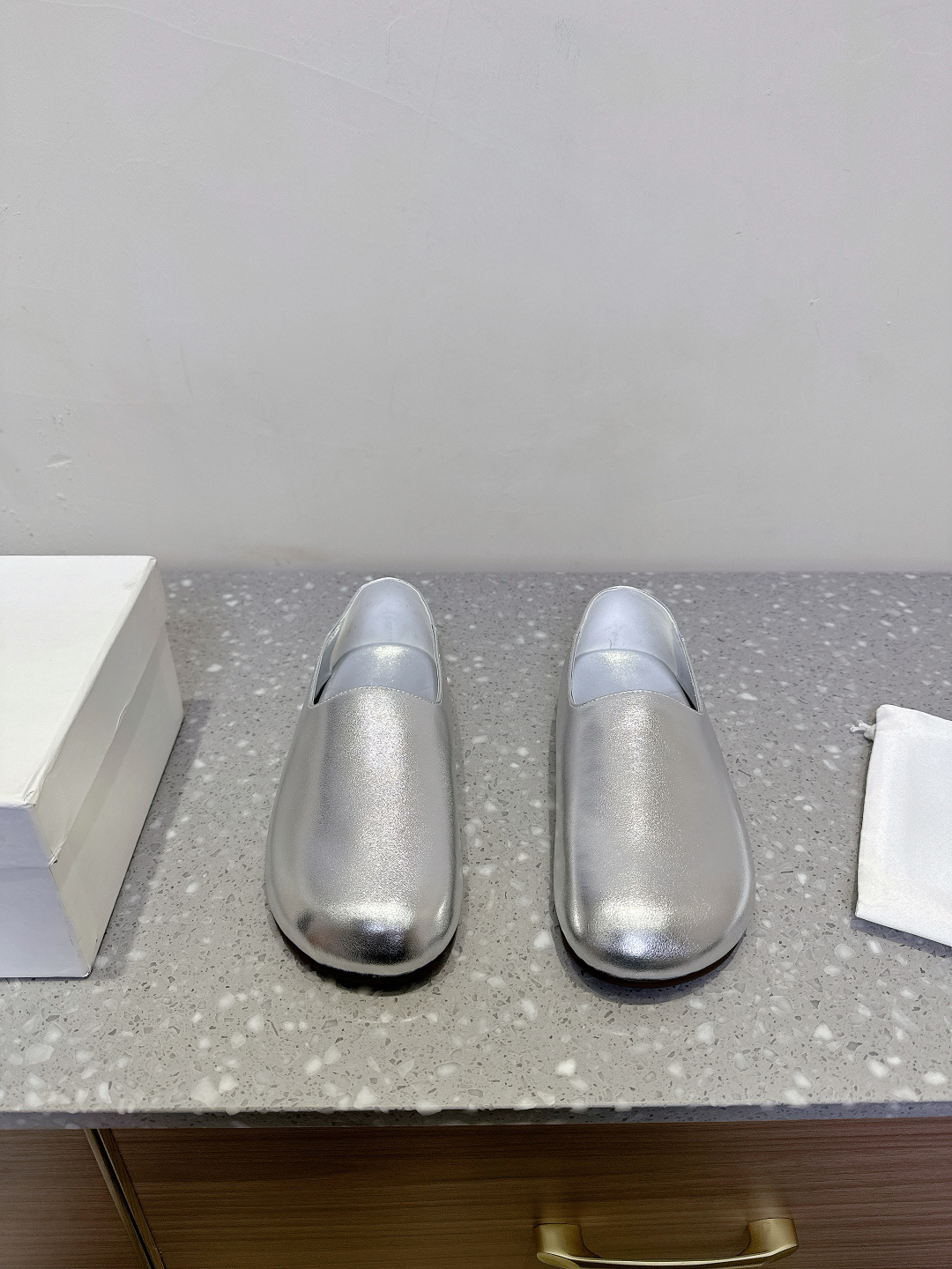 NO:238321,The row niche trendy brand 25ss spring and summer new style loafers, one-step single shoes, the correct way to open the sense of high-end!  Simple and fashionable, fine workmanship, really must buy it. It is really amazing. The simpler the model, the more it tests the best style!  The upper is made of original imported cowhide, inner foot pad sheepskin, original open molded rubber sole, Size35-40 (40 custom made, no return or exchange), loafers, loafers, cowhide, sheepskin19860909The row 小众潮牌 25ss春夏新款 乐福鞋 一脚蹬 单鞋 高级感的正确打开方式！简洁又时髦 做工精细 真的一定要入手 真的很绝 越是看似简单的款越考验做版型之最！ 鞋面采用原版进口牛皮 内里垫脚羊皮 鞋底原版开模橡胶大底 Size35-40（40订做不退换）,乐福鞋,loafers,cowhide,sheepskin,Women's Shoes