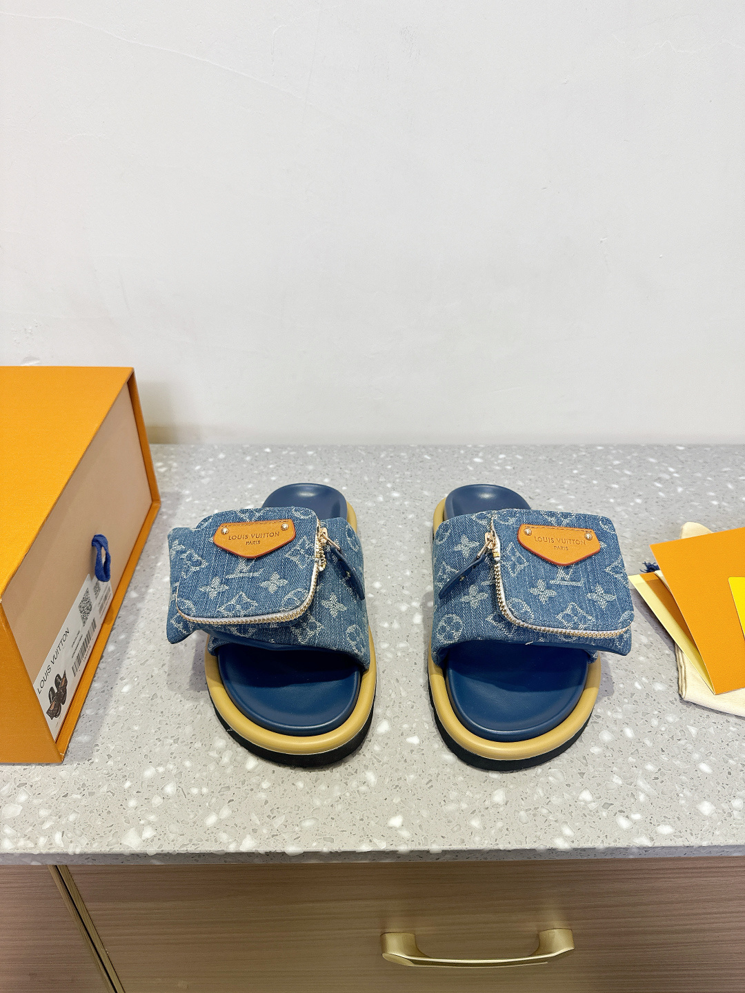 NO:238303,Louis Vuitton x TM Murakami Takashi Co-branded model Black and white tri-color Velcro wallet bread Flat sole slippers Original purchase and development Make this model Pool Pillow Comfort Sandals are from a cross-border collaboration series with Japanese artist Takashi Murakami, and use bright Monogram patterns to highlight the iconic colorful colors of the artist's pen. Wide-lined Velcro shoelaces with zipper bags release attention, tough insoles and lightweight outsoles to create a comfortable experience. Exquisite packaging for delivery counter Fabric original customized technology fabric fabric inner foot pad sheepskin original open molded rubber foam sole 4cm thick sole Size35-44 (female size 40, male size 45 customized without return), slippers, louis  vuitton,slippers,wallets,sheepskin19860909Louis Vuitton x TM村上隆 联名款 黑白三彩 魔术贴 钱包 面包 平底 拖鞋 原版购入开发 做货 本款 Pool Pillow Comfort 凉拖出自与日本艺术家村上隆的跨界合作系列,以明丽 Monogram 图案彰显艺术家笔下标志性的缤纷色彩.配有拉链袋的宽幅加衬魔术贴鞋带释放瞩目个性,韧性鞋垫和轻盈凸纹外底成就舒适体验 配送专柜精美包装 面料原版定制科技织物面料 内里垫脚羊皮 鞋底原版开模橡胶发泡大底 底厚4cm Size35-44（女码40,男码45定制不退换）,拖鞋,louis vuitton,slippers,wallets,sheepskin,Women's Shoes