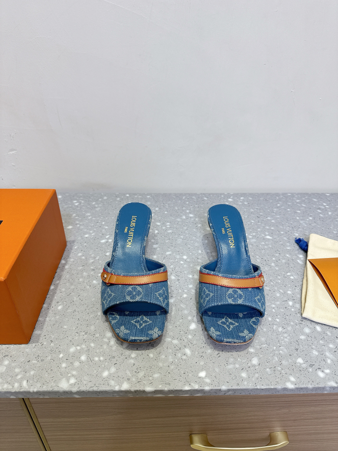 NO:238309,LV x TM Louis Vuitton x Murakami Takashi jointly created 6AM series White three-color flat sandals Original purchase and development Made this product This 6AM sandals are from Louis Vuitton x Murakami Takashi reprint series, full Monogram pattern is soaked in rainbow tones, allowing the brand's classic elements to stretch the distinctive aesthetic style of Japanese artist Takashi Murakami Takashi. The upper embellishment is nailed cowhide leather straps, and the details of the bow add exquisite brushstrokes. The delivery counter is exquisitely packaged. The original custom imported cowhide cowhide. The inner soft sheepskin sole original open molded leather outsole. Heel height 6cm Size35-39 (40 customization is not returned or exchanged), slippers, louis vuitton, louis vuitton, slippers, cowhide, sheepskin, Leather soles19860909LV x TM 路易威登x村上隆联名6AM 系列 白三彩 平底 凉拖鞋 原版购入开发 做货 本款 6AM 凉拖出自路易威登 x 村上隆再版系列,为全幅 Monogram 图案浸染彩虹色调,令品牌经典元素舒展日本艺术家村上隆的鲜明美学风格.鞋面点缀饰钉牛皮革带,蝴蝶结细节再添考究笔触 配送专柜精美包装 面料原版定制进口头层牛皮 内里柔软羊皮里 鞋底原版开模真皮大底 跟高6cm Size35-39（40定制不退换）,拖鞋,louis vuitton,louis vuitton,slippers,cowhide,sheepskin,Leather soles,Women's Shoes