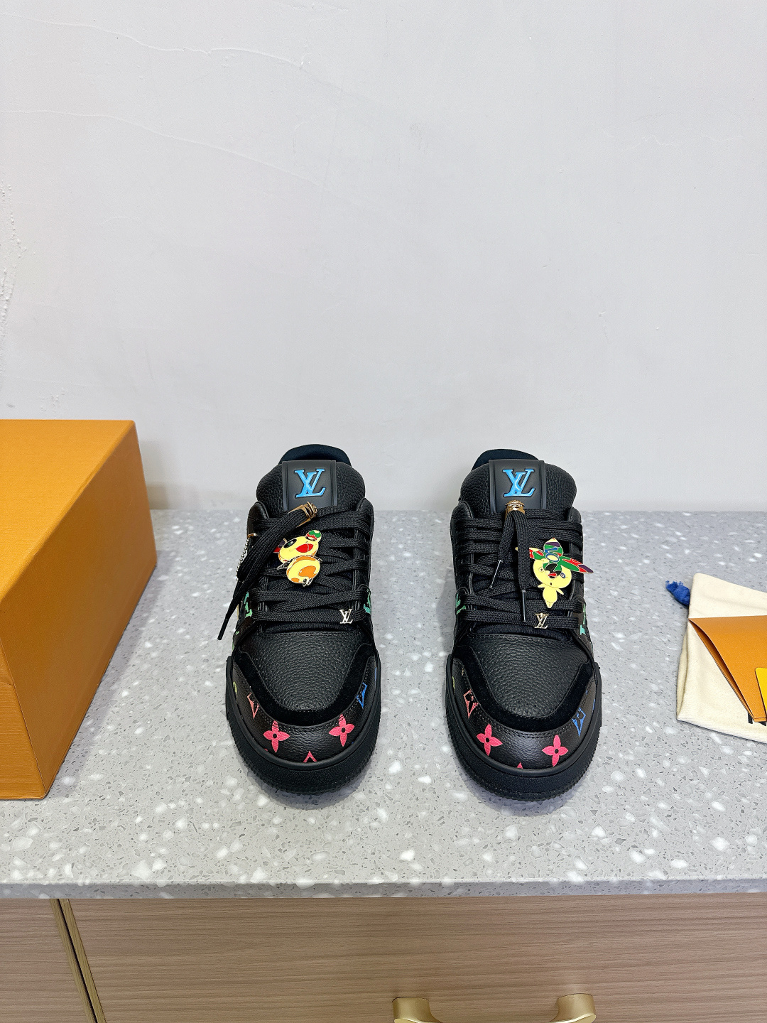 NO:238311,(Buckle) LV TARINE Louis Vuitton L Home Donkey Brand Couple Style Casual Sports Shoes Skateboard Shoes Original Purchase and Development Made Production This LV Trainer Sports Shoes are made of cowhide leather to create complex uppers, which require hours of ingenious sewing to complete. The classic configuration is from Virgil Abloh, showing the inspiration of retro basketball shoes. The delivery counter is exquisitely packaged. Fabric: Original custom-made top layer cowhide Inner: Original custom breathable net Outsole: Original open-mode two-color TPU combination sole Thickness: 3cm Size: 35-44 (female size 40, male size 45 custom-made without return or exchange), casual shoes/sports shoes, louis vuitton, louis vuitton, louis vuitton, louis vuitton, louis vuitton, louis vuitton, louis vuitton, louis vuitton, louis vuitton, louis vuitton, louis vuitton, louis vuitton, louis vuitton, louis vuitton, louis vuitton, louis vuitton, louis vuitton, louis vuitton, louis vuitton, louis vuitton, louis vuitton, louis vuitton, louis vuitton, louis vuitton, louis vuitton, louis vuitton, louis vuitton, louis vuitton, louis vuitton, louis  vuitton,sneakers,cowhide19860909（扣饰）LV TARINE路易威登L家 驴牌 情侣款 休闲 运动鞋 滑板鞋 原版购入开发 做货 本款LV Trainer 运动鞋选用牛皮革塑造繁复鞋面,需要数小时的匠心缝制方可完成.经典构型出自 Virgil Abloh 之手,展现复古篮球鞋的灵感启发 配送专柜精美包装 面料: 原版定制头层牛皮 内里: 原版定制透气网里 大底: 原版开模双色TPU组合大底 底厚: 3cm Size: 35-44（女码40,男码45定做不退换）,休闲鞋/运动鞋,louis vuitton,louis vuitton,louis vuitton,louis vuitton,sneakers,cowhide,Women's Shoes