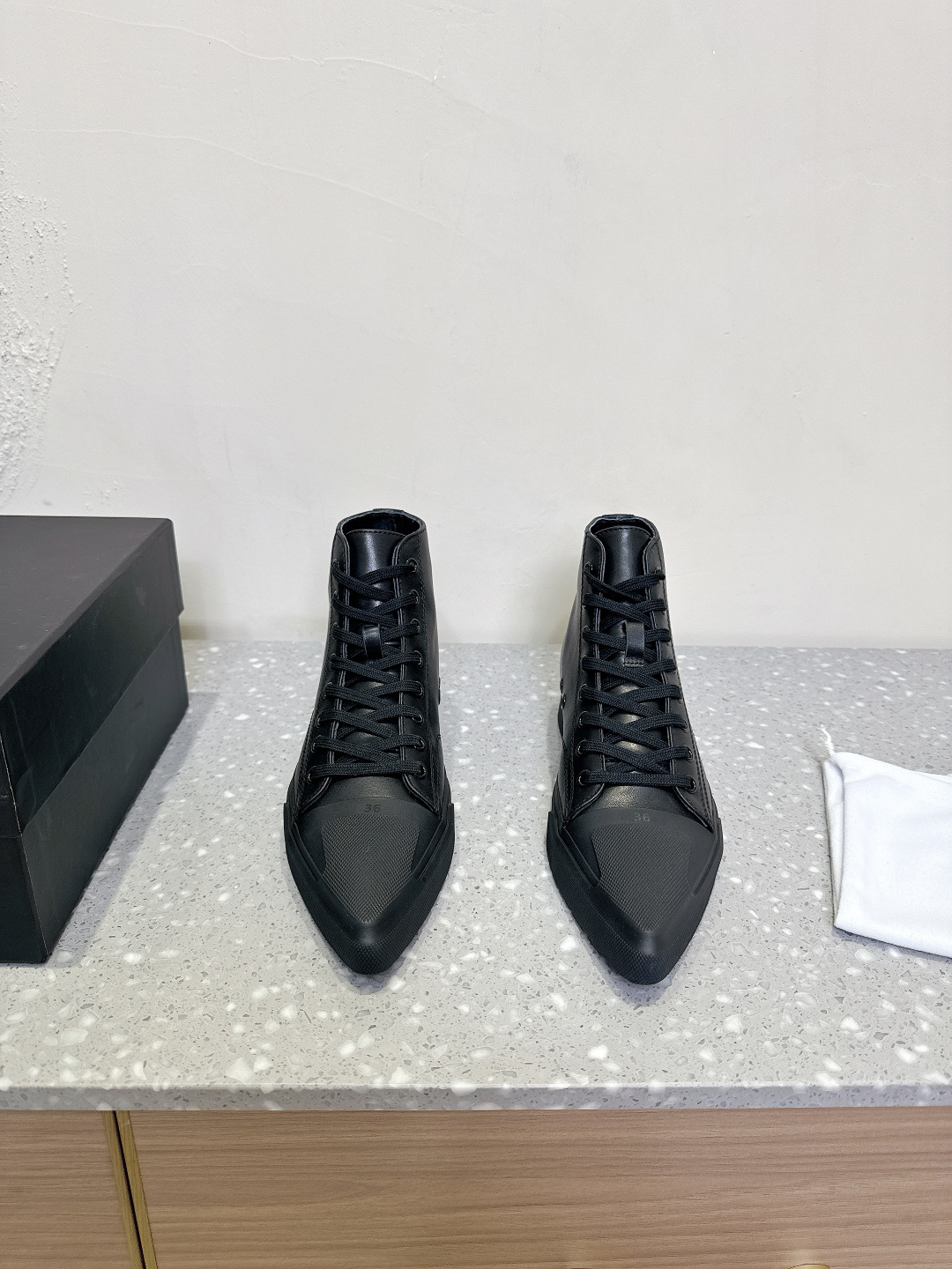 NO:238329,DYMONLATRY niche trendy brand 25ss early spring new pointed toe small white shoes casual shoes easy to lengthen and increase the proportion, control the sporty street style. The original mold opening custom line data brings rich details and comfort to the minimalist outfit. Both black and white colors are super versatile. They are easy to match and can easily get a high-end feeling without any effort. Original customized calfskin/suede, inner foot pad cowhide, heel height 3cm, original mold opening rubber sole, size 35-39 (40 custom made, no return or exchange), loafers, loafers, cowhide, chamois leather19860909DYMONLATRY 小众潮牌 25ss早春新款尖头 小白鞋 休闲鞋 轻松拉长比例增高,驾驭运动感街头造型 原版开模定制线条数据为极简穿搭带来丰富细节与舒适感 黑白两色都超级百搭,日常随意搭配,轻松不费力就能get到高级感 面料原版定制小牛皮/麂皮 内里垫脚牛皮 跟高3cm 大底原版开模橡胶大底 码数35-39 (40定做不退换),乐福鞋,loafers,cowhide,chamois leather,Women's Shoes