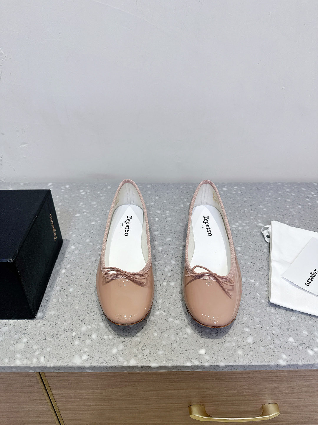 NO:229972,Repetto niche trendy brand, 25ss spring and summer new style, crescent shallow mouth, thick heel, ballet shoes, single shoes, as long as you like to wear ballet shoes, ballet shoes, treasures, you can completely close your eyes and rush to this pair of shoes. The shoe shape is so good that you don’t want to take off your feet. The foot feels comfortable and slim. Whatever you like is good!  Fairies, limited edition (limited quantity) original imported cowhide/paper leather inner foot pad sheepskin heel height 4cm original genuine leather sole size 35-39 (40 custom made without return or exchange), single shoes, cowhide, sheepskin, Leather soles19860909Repetto 小众潮牌 25ss春夏新款 月牙浅口 粗跟 芭蕾舞鞋 单鞋 只要平时喜欢穿芭蕾鞋 芭蕾鞋控的 宝子们 你们完全可以闭眼去冲这双 鞋型巨乖 上脚完全不想脱下来的赶脚 上脚脚感舒适显瘦 配啥啥好看哈！ 仙女们冲 限量款（数量有限） 鞋面原版进口牛皮/漆皮 内里垫脚羊皮 跟高4cm 鞋底原版真皮大底 码数35-39（40定制不退换）,单鞋,cowhide,sheepskin,Leather soles,Women's Shoes