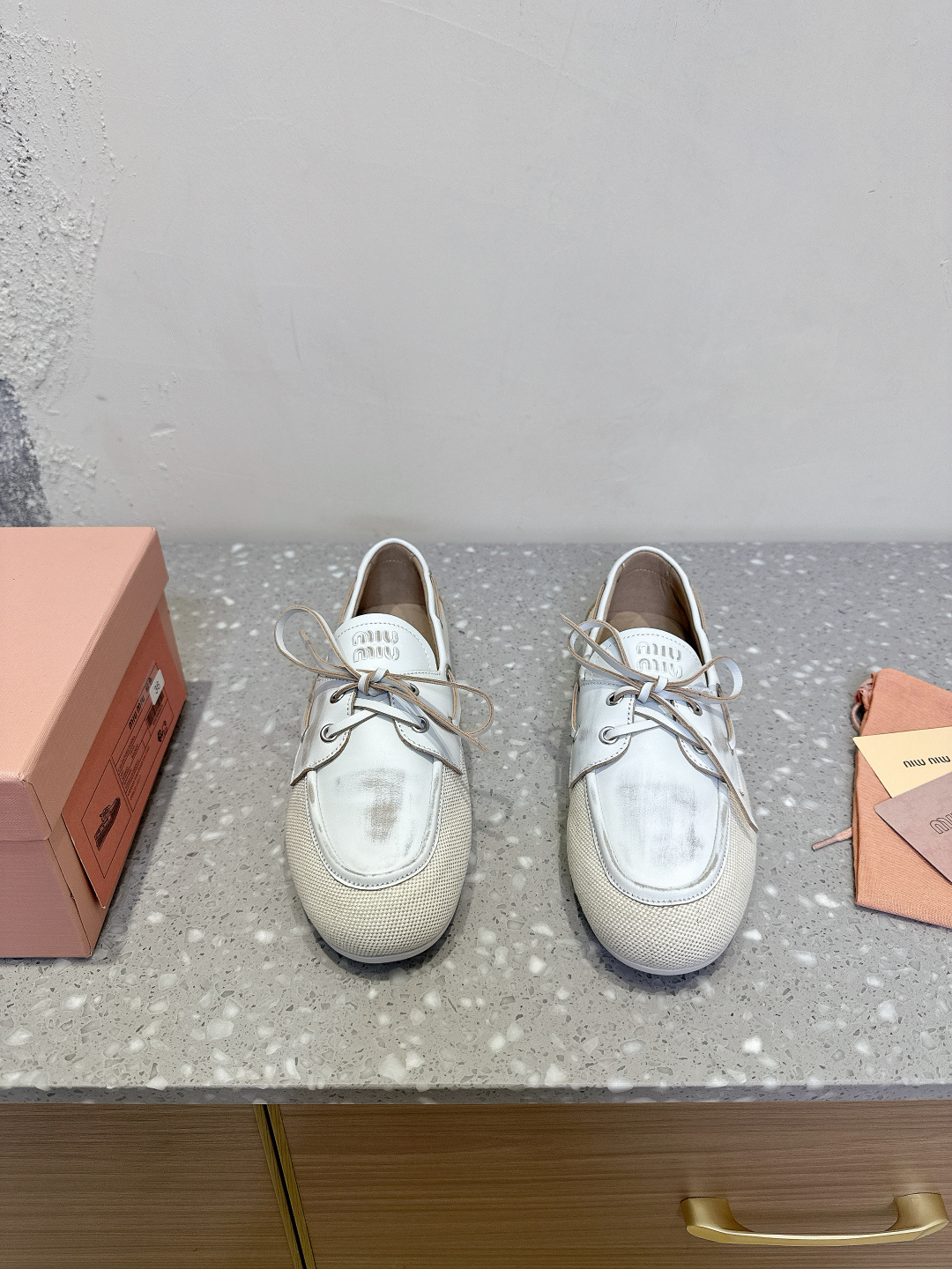 NO:229936,Miu Miu Miu 25ss spring and summer new style, lace-up flat sole, Mary Jane single shoes, ballet single shoes, soft ballet shoes have gained a new life under the design of Miu Miu Miu. Bright and straightforward, fashionable and textured, refreshing the iconic style of the Miu Miu series. The unique design is accompanied by bows and belt buckles to show the soft style. This pair of ballet shoes cannot be controlled and makes itself the highlight of the shape. The upper is made of original imported cowhide, inner foot pad sheepskin, original rubber outsole, size 35-39 (40 customization, no return and exchange), single shoes, miumiu, mary jane, cowhide, sheepskin19860909Miu Miu 缪缪 25ss春夏新款 系带平底 玛丽珍单鞋 芭蕾舞单鞋 柔软的芭蕾舞鞋在Miu Miu的设计下获得了新生 明媚且率性 时髦有质感 焕新演绎MiuMiu系列标志性的风格 别致的设计伴以蝴蝶结与皮带扣 展露柔美风情 这双芭蕾舞鞋无一不能驾驭 妥妥的让自己成为造型的亮点 鞋面采用原版进口牛皮 内里垫脚羊皮 鞋底原版橡胶大底 码数35-39（40定制不退换）,单鞋,miumiu,mary jane,cowhide,sheepskin,Women's Shoes