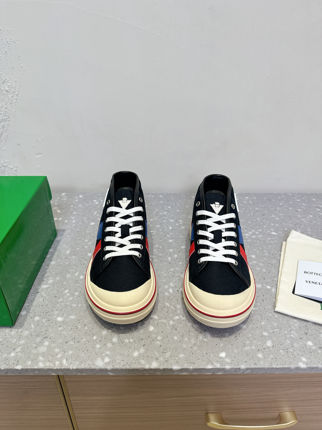 NO:229961,Bottega Veneta BV 25ss early spring new style retro Eliot old money style casual shoes brand new Eliot is inspired by retro basket design, childlike colors are youthful and energetic! The same style for men and women, you can wear couple shoes. The whole is breathable and comfortable, the surface is light, the upper splicing is wrapped in soft and luxurious sheepskin inlay. The red line on each shoe is hand-painted, which is more tasteful and attitude! Original custom high-density canvas   cowhide inner original custom breathable canvas Sole original open mold-proof TPU material Sole 3cm thick Size35-39 (40 customization without return and exchange), casual shoes/sports shoes, bottega Veneta, bottega Veneta, bottega Veneta, sneakers, cowhide, sheepskin19860909Bottega Veneta BV 25ss早春新款 复古Eliot老钱风 休闲鞋 全新的 Eliot 以复古篮为设计灵感,童趣 的色彩焕发青春活力!男女同款,可以做情侣鞋穿着哦 整个透气舒适,面自重轻盈,鞋帮 拼接处以柔软奢华的羊皮镶嵌包裹 每只鞋边的红线均为手工绘画,更具品味与态度喔! 面料原版定制高密度帆布 牛皮 内里原版定制透气帆布 鞋底原版开模防滑TPU材质 底厚3cm Size35-39（40定制不退换）,休闲鞋/运动鞋,bottega veneta,bottega veneta,sneakers,cowhide,sheepskin,Women's Shoes