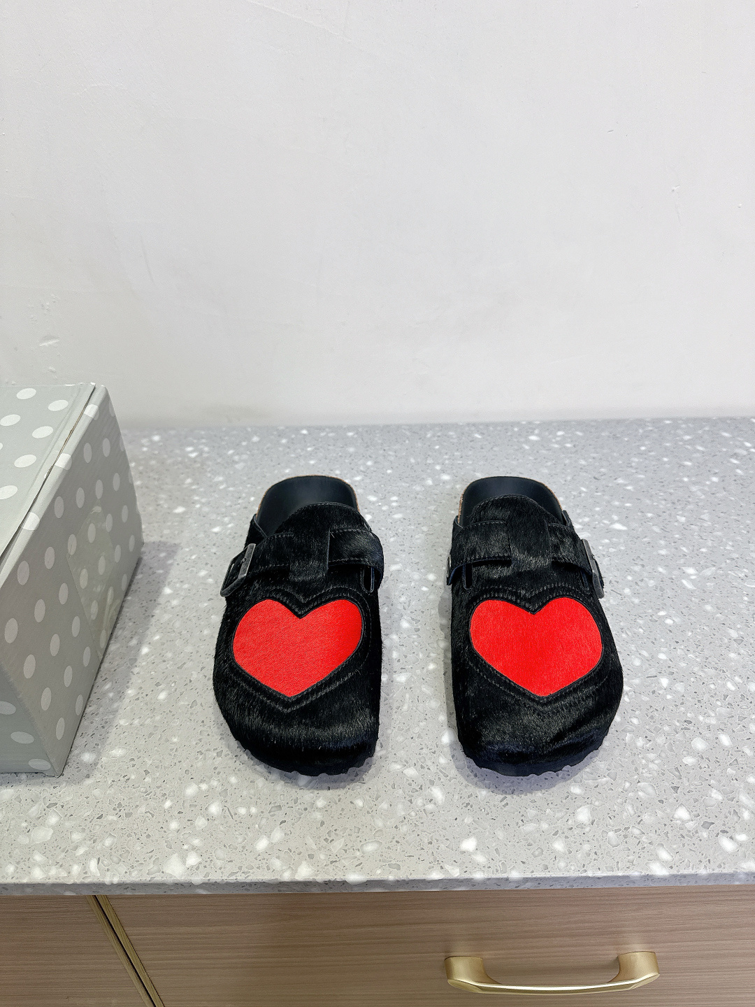 NO:229958,Birkenstock 25ss early spring new style Love Birkenstock Baotoudou These two brands were tempted as soon as they were jointly issued. I found a long time to buy the goods. It’s really hard to find shoes. It’s really super good-looking. Sisters make it for me. Original imported suede/imported horsehair, inner cowhide, original IP foamed sole Size35-40 (40 custom made, no return or exchange), semi-drag, birdenstock, cowhide, chamois leather19860909Birkenstock 博肯 25ss早春新款 爱心 勃肯 包头拖 这两个品牌刚出联名我就心动了 代购找很久才买到货,真的一鞋难求,真的超级好看,姐妹们给我冲 面料原版进口麂皮/进口马毛 内里牛皮 大底原版IP发泡大底 Size35-40（40订做不退换）,半拖,birkenstock,cowhide,chamois leather,Women's Shoes