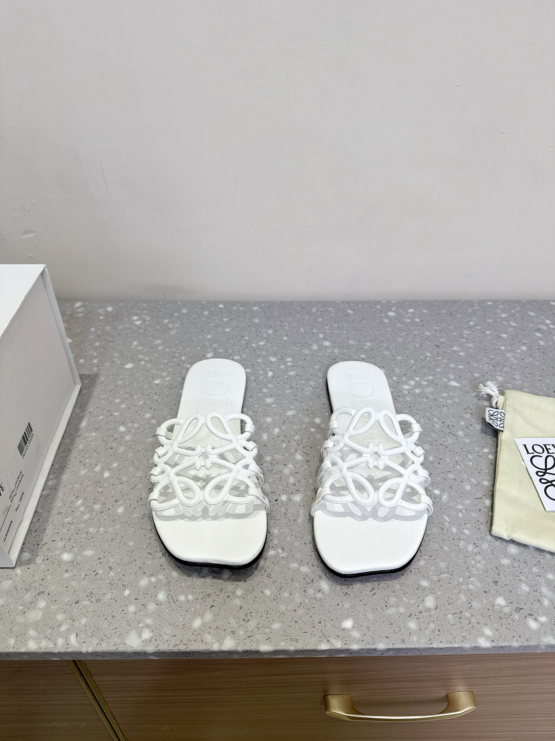 NO:229949,LOEWE 25ss Spring and Summer New Product Hollow Slippers Crazy grass planting simple design feels cleaner and more elegant, making you miss it. The color is also very pleasing and beautiful. The instant you put on your feet, it is full of temperament and aura, which is invincible and handsome. The upper is made of cowhide print, tiptoe sheepskin inside, soles imported from Italy, genuine leather soles Size35-42 (40.41.42 custom-made, no return or exchange), slippers, loewe, loewe, slippers, cowhide, sheepskin, Leather soles19860909LOEWE 罗意威 25ss春夏新品 镂空 拖鞋 疯狂种草简约设计感觉更干净优雅 让你念念不忘 颜色也很耐看漂亮,上脚瞬间气质十足气场,简直无敌帅气有型 鞋面采用牛皮印花 内里踮脚羊皮 鞋底意大利进口真皮大底 Size35-42（40.41.42定制不退换）,拖鞋,loewe,loewe,slippers,cowhide,sheepskin,Leather soles,Women's Shoes