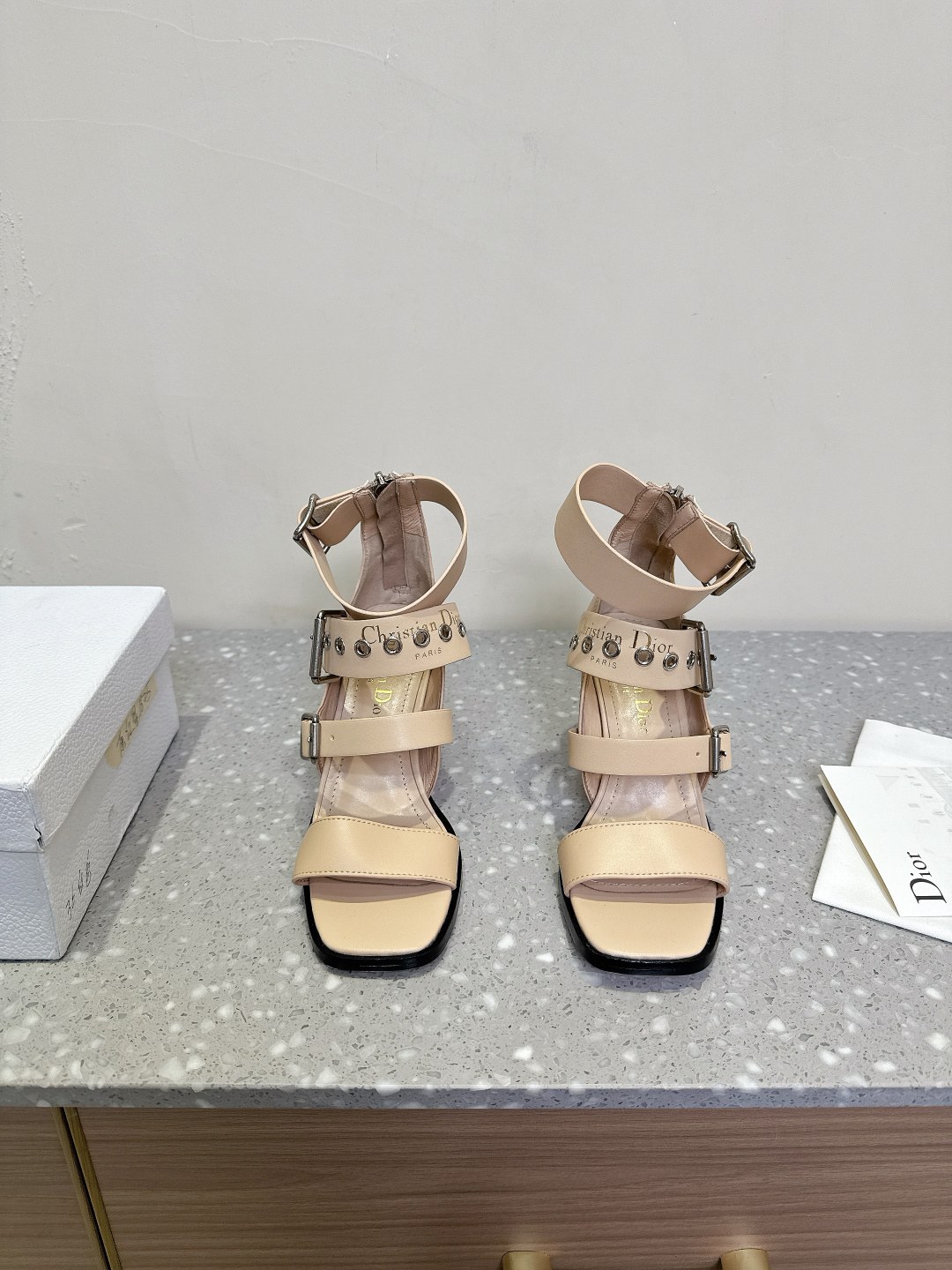 NO:229944,Dior 25ss Spring and Summer New Style, Classic Rome, High-heeled Slippers, and Ballet Shoes that you can’t dance, you have to rush to buy. It can be said that it is the ultimate skill of thousands of girls with dresses. Zhang Chi’s moderate elasticity is very comfortable to wrap, elegant and calm on his feet, and very elegant, and super easy to match!  The foot feels so comfortable when walking on the ground. The fabric is made of original custom cowhide. The inner foot pad mixed-bred sheepskin. Heel height 8cm. The sole is original Italian imported leather sole. Size35-39 (40.41.42 custom-made without return or exchange), high heels, dior, dior, high heels, slippers, skirts, cowhide, sheepskin, Leather soles.19860909Dior 迪奥 25ss春夏新款 经典罗马 高跟拖鞋 不会跳舞也要抢着买买买的芭蕾舞鞋 可以说是万千少女搭配连衣裙的必杀技了 张驰有度的弹力包裹的非常舒适 上脚优雅从容非常气质 而且超级好搭配！ 如履平地的脚感实在太太太舒服了 面料采用原版定制牛皮 内里垫脚混种羊皮 跟高8cm 鞋底原版意大利进口真皮大底 size35-39（40.41.42定制不退换）,高跟鞋,dior,dior,high heels,slippers,skirts,cowhide,sheepskin,Leather soles,Women's Shoes