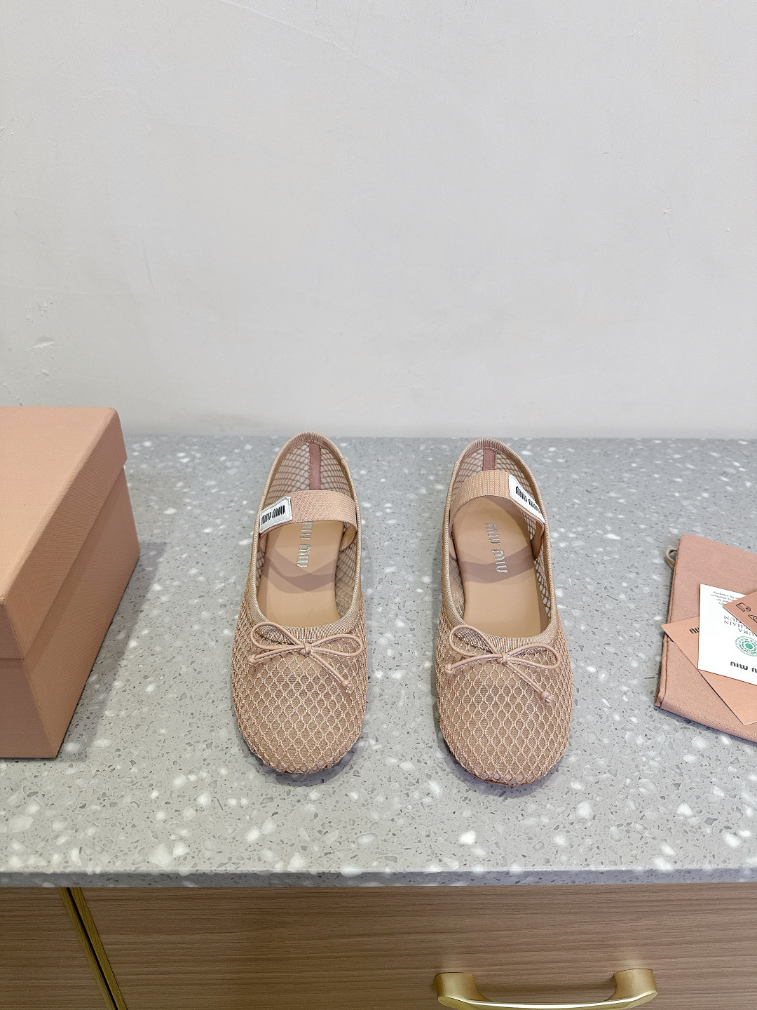 NO:229939,Miu Miu 25ss spring and summer new mesh ballet shoes The Miao family integrates the agility of ballet into daily life. It uses modern brushstrokes to portray the classic outline of dance shoes!  Super soft mesh ballet shoes. Draw inspiration from classic Japanese shoes. Simple but not complicated to suit a variety of styles. Sporting and fashionable. Original molded mesh on the upper, inner foot pads, water-dyed sheepskin, outsole original Italian leather outsole Size35-40 (40 custom made without return or exchange), ballet shoes, miumiu, sheepskin, Leather soles19860909Miu Miu 缪缪 25ss春夏新款 网面芭蕾舞鞋  缪家以芭蕾的灵动意韵融于日常. 以现代笔触刻画舞鞋经典轮廓！ 超软的网面款芭蕾舞鞋. 从经典日式鞋履汲取灵感. 简而不繁适合多种造型. 步履之间灵动时髦. 鞋面原版开模网面 内里垫脚水染羊皮 大底原版意大利真皮大底 Size35-40（40订做不退换）,芭蕾舞鞋,miumiu,sheepskin,Leather soles,Women's Shoes