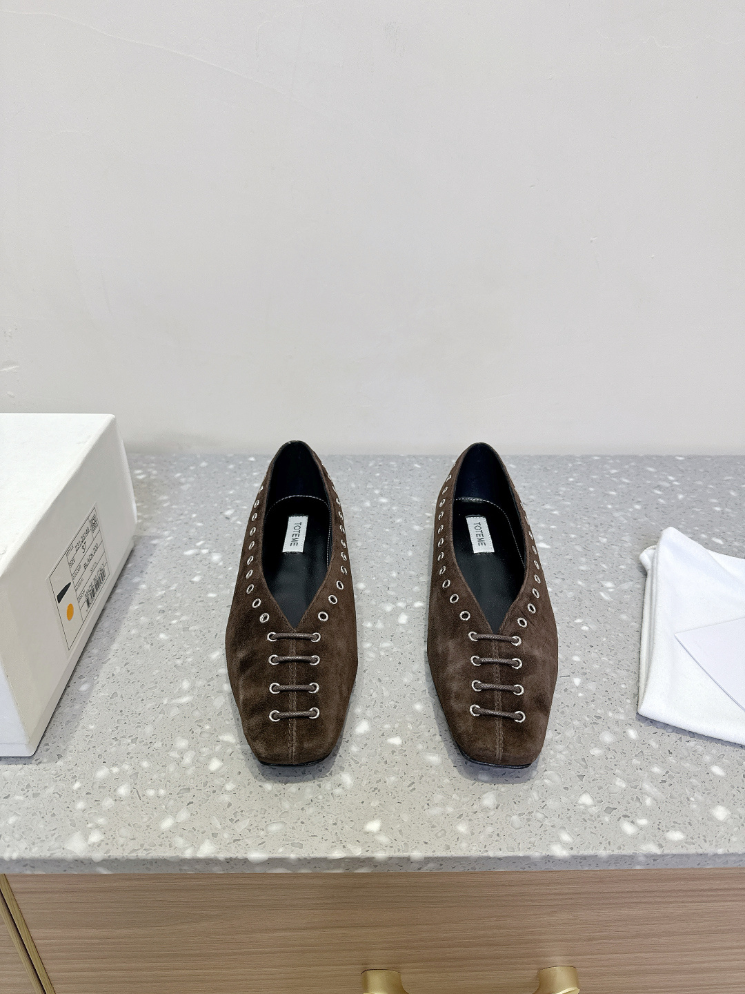 NO:229933,Toteme niche trendy brand 25ss early spring new model, small square head flat sole, loafers. This new model is really simple and high-end. The rivets and straps are avant-garde and fashionable. The niche and tasteful flat sole is simply comfortable. Wear it effortlessly!  The upper is made of original imported suede, inner foot padded sheepskin, outsole original genuine leather outsole, size 35-40 (40.41 custom made without return or exchange), single shoes, loafers, sheepskin, chamois leather, Leather soles19860909Toteme 小众潮牌 25ss早春新款 小方头平底 乐福鞋 这次的新款真的是简约又透入着高级 铆钉加绑带的设计前卫又时髦 小众有品味 平底简直舒适绝了.穿上它毫不费力的穿搭！ 鞋面采用原版进口麂皮 内里垫脚羊皮 大底原版真皮大底 码数35-40（40.41定制不退换）,单鞋,loafers,sheepskin,chamois leather,Leather soles,Women's Shoes