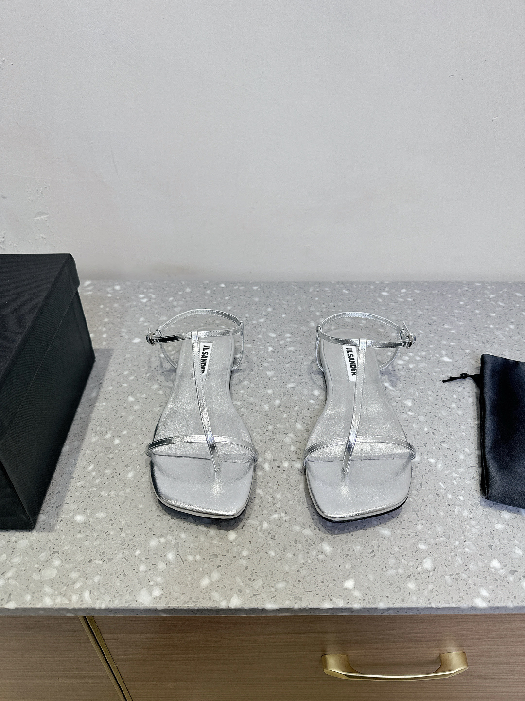 NO:224569,Jil Sander Niche trendy brand 25ss Spring and summer new style Simple straps Small square toe Flat sandals This sandal is really sexy and beautiful, simple and fashionable design. Short heels are comfortable and don’t tiring your feet, easy to grasp the elegant and relaxed French style. Fashionable people really can’t do without such shoes. Recommended wall cracks. The upper is made of original imported cowhide. Inner footbed sheepskin. Soles are original imported Italian leather soles. Size 35-40 (40 custom made without return and exchange), sandals, jil sander, jil sander, sandals, cowhide, sheepskin, Leather soles19860909Jil Sander 吉尔桑达 小众潮牌 25ss春夏新款 简易带子 小方头 平底 凉鞋 这款凉鞋真的太性感漂亮了,简单又不失时髦的设计 矮跟上脚舒适不累脚,轻松拿捏法式的优雅和松弛感 时髦精们真的不能没有这类鞋 墙裂推荐 鞋面采用原版进口牛皮 内里垫脚羊皮 鞋底原版意大利进口真皮大底 码数35-40（40订做不退换）,凉鞋,jil sander,jil sander,sandals,cowhide,sheepskin,Leather soles,Women's Shoes