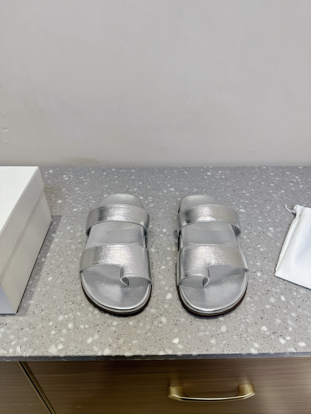 NO:224564,The Row niche trendy brand 25ss spring and summer new style, one-strip minimalist slippers Needless to say, it is one of the most popular brands in the past two years, and almost everyone in the bloggers have a pair!  The spring season is coming, so I recommend this casual and design-oriented slipper. I feel like this flip flop is about to be popular!  Whether it is paired with jeans, linen leg pants or skirts, it can be very eye-catching!  A pair must be purchased!  The upper is made of imported lychee pattern cowhide, inner foot padded sheepskin, original combination rubber outsole, size 35-40 (40 customized, no return or replacement), split-toed shoes, slippers, skirts, jeans, cowhide, sheepskin19860909The Row 小众潮牌 25ss春夏新款 一字带 极简拖鞋 这不用多说,是近两年最火之一的品牌,几乎博主人手一双！春天的季节就要到了,推荐这款随性又不乏设计感的拖鞋,这款人字拖鞋我感觉即将要爆火！ 无论是配牛仔裤,亚麻腿裤还是裙子都可以很亮眼！必须入手一双！ 鞋面采用进口荔枝纹牛皮 内里垫脚羊皮 鞋底原版组合橡胶大底 码数35-40（40订做不退不换）,分趾鞋,slippers,skirts,jeans,cowhide,sheepskin,Women's Shoes