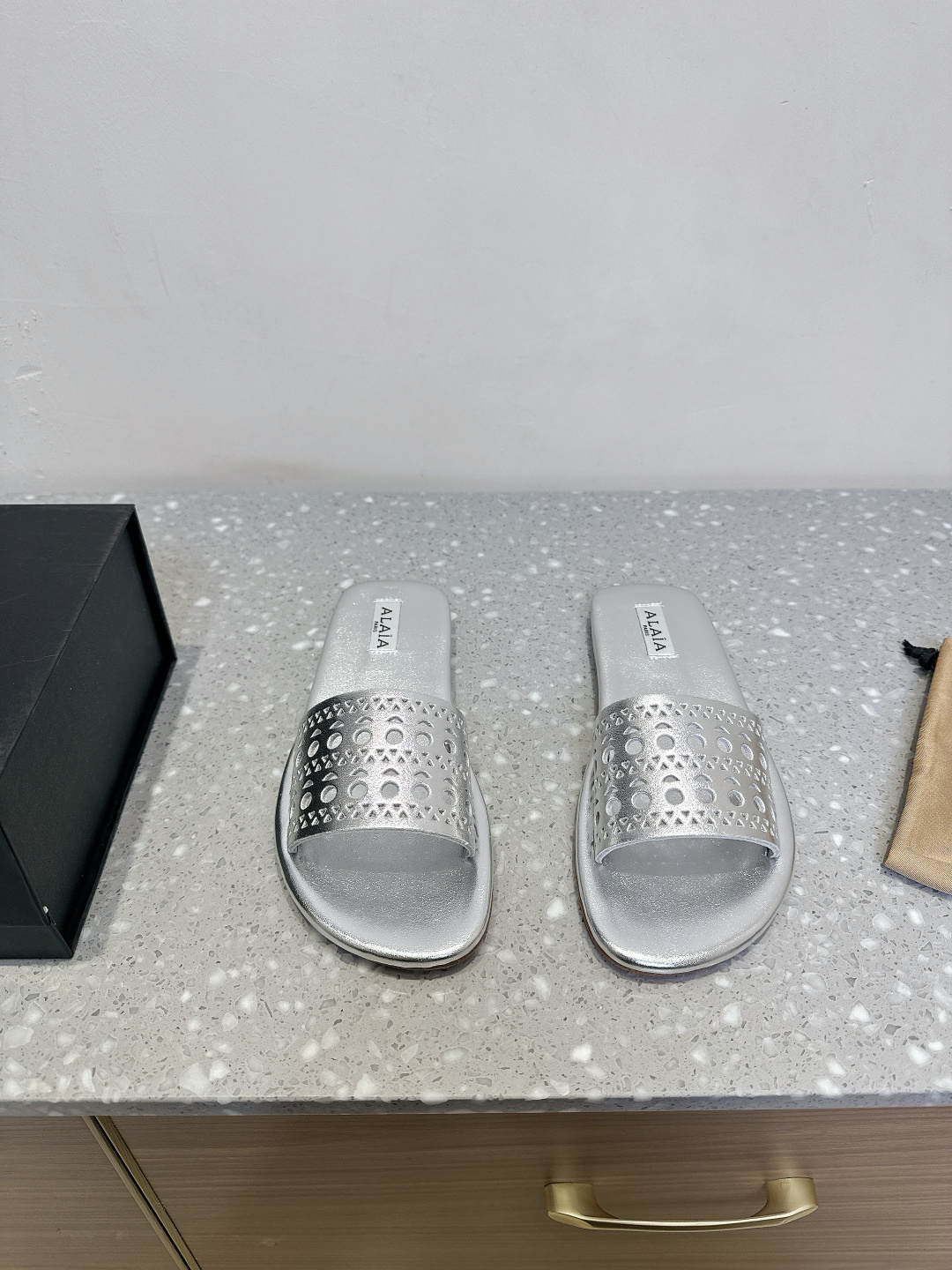 NO:224559,Alaia niche trendy brand 25ss spring and summer new style, punching, carved, flat-soled slippers, this brand needs no need to say more, it is one of the most popular brands in the past two years, and almost everyone in the bloggers have a pair!  The spring season is coming, so I recommend this casual and design-oriented slipper. I feel like this flip flop is about to be popular!  Whether it is paired with jeans, linen leg pants or skirts, it can be very eye-catching!  A pair must be purchased!  The upper is made of original imported mixed-bred sheepskin/suede, inner foot padded sheepskin/suede, sole imported from Italy, original color genuine leather outsole, size 35-40 (40 customized, no return or exchange), slippers, alaia, slippers, skirts, jeans, sheepskin, chamois leather, Leather soles19860909Alaia 阿莱雅 小众潮牌 25ss春夏新款 冲孔 雕花 平底 拖鞋 这品牌这不用多说,是近两年最火之一的品牌,几乎博主人手一双！ 春天的季节就要到了,推荐这款随性又不乏设计感的拖鞋,这款人字拖鞋我感觉即将要爆火！ 无论是配牛仔裤,亚麻腿裤还是裙子都可以很亮眼！必须入手一双！ 鞋面采用原版进口混种羊皮/麂皮 内里垫脚羊皮/麂皮 鞋底意大利进口原色真皮大底 码数35-40（40订做不退换）,拖鞋,alaia,slippers,skirts,jeans,sheepskin,chamois leather,Leather soles,Women's Shoes