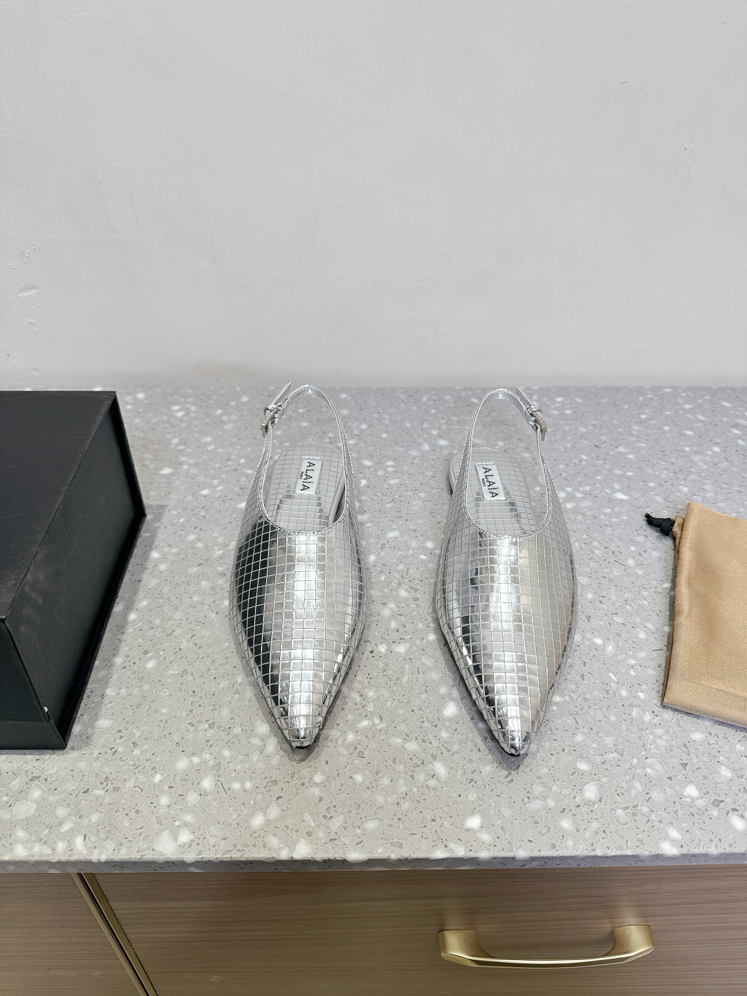 NO:224574,Alaia Alaia Niche trendy brand 25ss Spring and Summer New Model, Mirror, Diamond, Pointed Toe, Flat Sandals Countless designers regard him as 