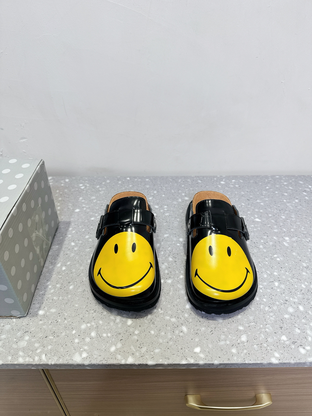 NO:224579,Birkenstock Niche trendy brand 25ss early spring new model Smiling Birkenstock Couple model Baotoudang I was tempted as soon as these two brands were jointly issued. I found a long time to buy the product. It is really hard to find shoes. It is really super good-looking. Sisters make it for me. Original imported suede/imported cowhide, inner footbed cowhide, original IP foamed sole Size35-44 (female size 40, male size 45 customized, no return or exchange), semi-drag, birdenstock, cowhide, chamois leather19860909Birkenstock 小众潮牌 25ss早春新款 笑脸 勃肯 情侣款 包头拖 这两个品牌刚出联名我就心动了 代购找很久才买到货,真的一鞋难求,真的超级好看,姐妹们给我冲 面料原版进口麂皮/进口牛皮 内里垫脚牛皮 大底原版IP发泡大底 Size35-44（女码40,男码45定制不退换）,半拖,birkenstock,cowhide,chamois leather,Women's Shoes