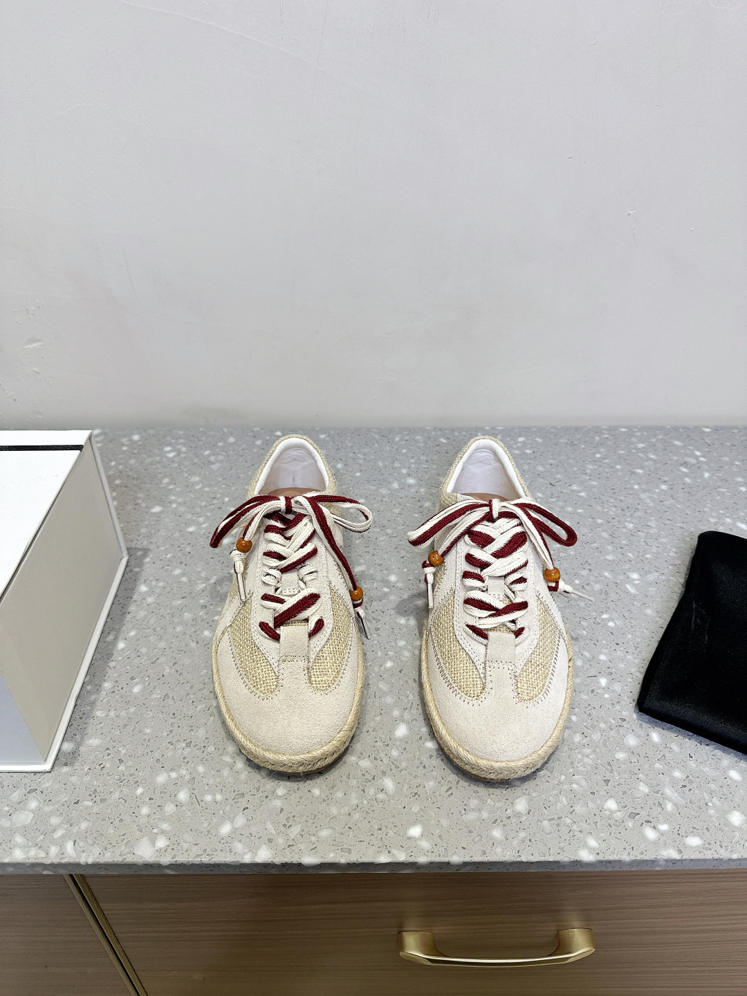 NO:224548,Cotemp niche trend brand 25ss spring and summer new style lace-up flat sole German training shoes. Famous for its early universal functionality, it always retains the characteristics of simplicity and comfort. After the fusion and splicing of multiple materials, it is shaped into casual shoes that are not limited to specific venues and uses, officially opening up the pleasant imagination of urban holidays. The upper is imported suede/woven rope, inner foot pad sheepskin, sole original hemp rope rubber sole Size35-40 (40 custom made without return and exchange), casual shoes/sports shoes, sneakers, sheepskin, chamois leather19860909Cotemp 小众潮牌 25ss春夏新款 系带 平底 德训鞋 以早期普世的功能性闻名 始终保留着简洁与舒适的特点,经过多重材质的融合拼接 塑造成为不拘泥于特定场地与用途的休闲鞋,正式拉开都市假日的惬意畅想. 鞋面原版进口麂皮/编织绳 内里垫脚羊皮 鞋底原版麻绳橡胶大底 Size35-40（40定做不退换）,休闲鞋/运动鞋,sneakers,sheepskin,chamois leather,Women's Shoes