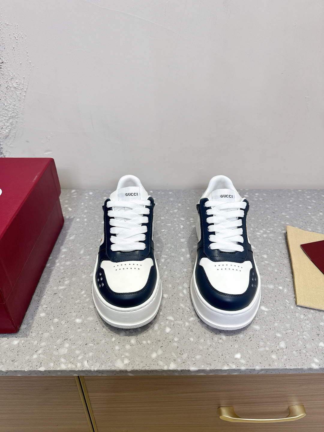 NO:224544,Gucci Gucci 25ss Spring and Summer New Couple Style Sneakers Cookie Shoes Classic webbing elements are inspired by Gucci's equestrian origin. Every season, it will be reinterpreted through various novel and unique designs and styles. It is presented in red and blue details on this leather sneaker, combined with dad shoes, white shoes, and small dirty shoes, three classic elements to interpret the design concept of fusion of sports and leisure advocated by the brand. The thick-soled design makes the sneakers feel retro. The most important thing is that the shoes are very light. The delivery counter is exquisitely packaged. Fabric: Original custom imported cowhide Inner footbed: Water-dyed sheepskin Outsole: Original open mold IP foamed sole Sole: 4cm Size:  35-44 (female size 40, male size 45 customized without return or exchange), casual shoes/sports shoes, gucci, gucci, sneakers, cowhide, sheepskin19860909Gucci 古驰 25ss春夏新款 情侣款 运动鞋 饼干鞋 经典织带元素的灵感源自Gucci的马术本源.在每一季,它都会透过各种新颖别致的设计和风格重新解读. 它以红蓝细节呈现在这款皮革运动鞋上 结合老爹鞋 小白鞋 小脏鞋 三大经典款元素 演绎出品牌所推崇的运动与休闲相融合的设计理念.厚底设计令运动鞋流露出复古感 最重要的是鞋子非常轻盈 配送专柜精美包装 面料: 原版定制进口牛皮 内里垫脚: 水染羊皮 大底: 原版开模IP发泡大底 底厚: 4cm Size: 35-44（女码40,男码45定制不退换）,休闲鞋/运动鞋,gucci,gucci,sneakers,cowhide,sheepskin,Women's Shoes