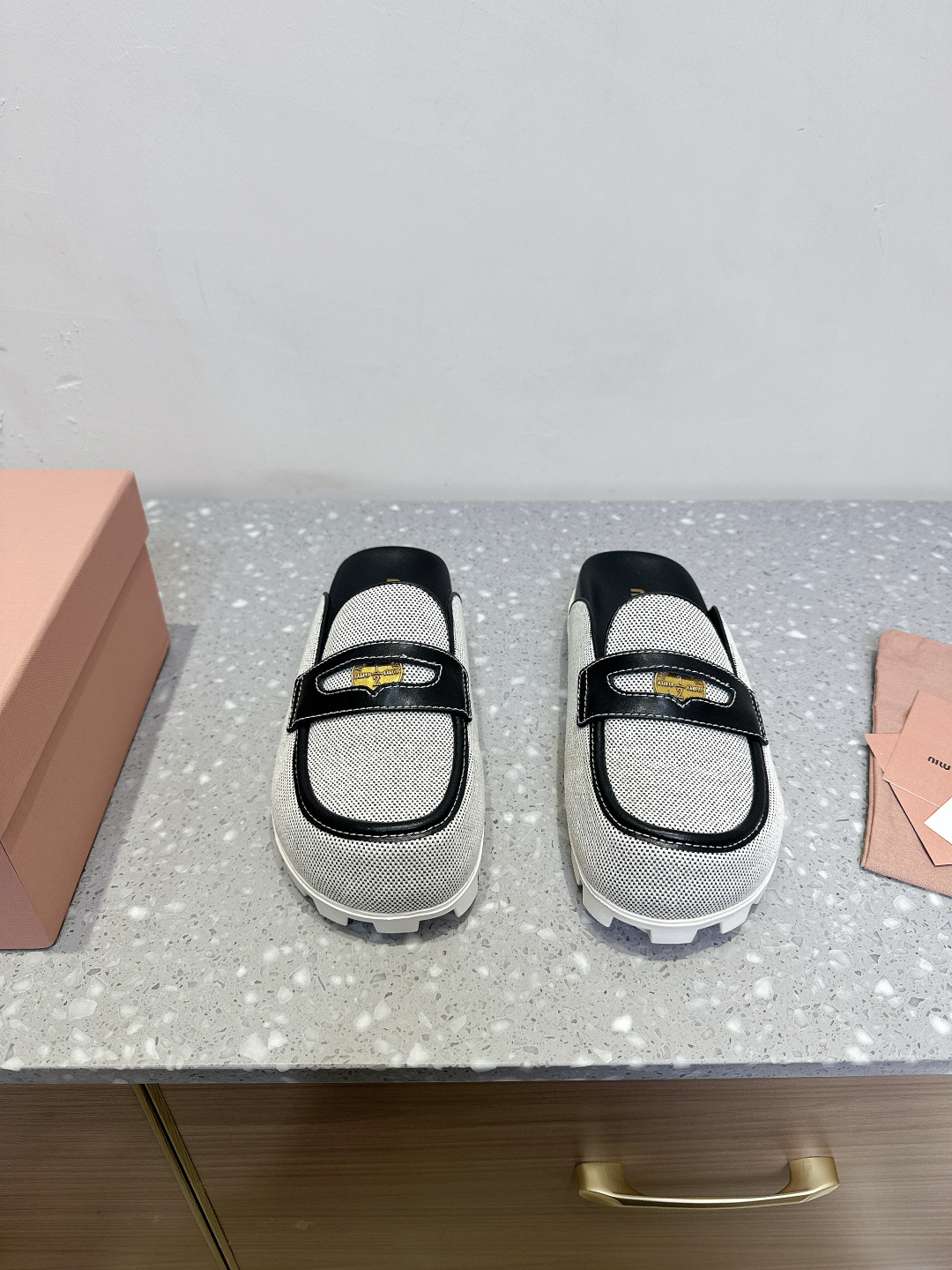 NO:226324,Miumiu 25ss Spring and Summer New Style, Gold Coins, Boken Thick Sole, Baotou Half Slippers, The vacation style is coming. Miu is really too girly!  How can you miss a pair of versatile and comfortable in summer?  This one is not only simple and elegant in design, but also super comfortable to wear. It is a must-have artifact in summer!  It is perfectly matched with anything, and it is a perfect fashion item!  Original imported cowhide / original woven fabric inner foot pad sheepskin original sole rubber outsole size 35-39 (40.41 custom made without return or exchange), semi-torque, miumiu, slippers, cowhide, sheepskin19860909Miumiu 缪缪 25ss春夏新款 金币 博肯厚底 包头半拖鞋 妥妥的度假风来袭 Miu真的太少女啦！ 夏天怎么能少得了一双百搭又舒适的呢？ 这款不仅设计简约大方,而且穿起来超级舒服,简直就是夏日必备神器！ 搭配任何都毫不违和,妥妥的时尚单品！ 鞋面原版进口牛皮/原版编织布 内里垫脚羊皮 鞋底原版橡胶大底 码数35-39（40.41定做不退换）,半拖,miumiu,slippers,cowhide,sheepskin,Women's Shoes