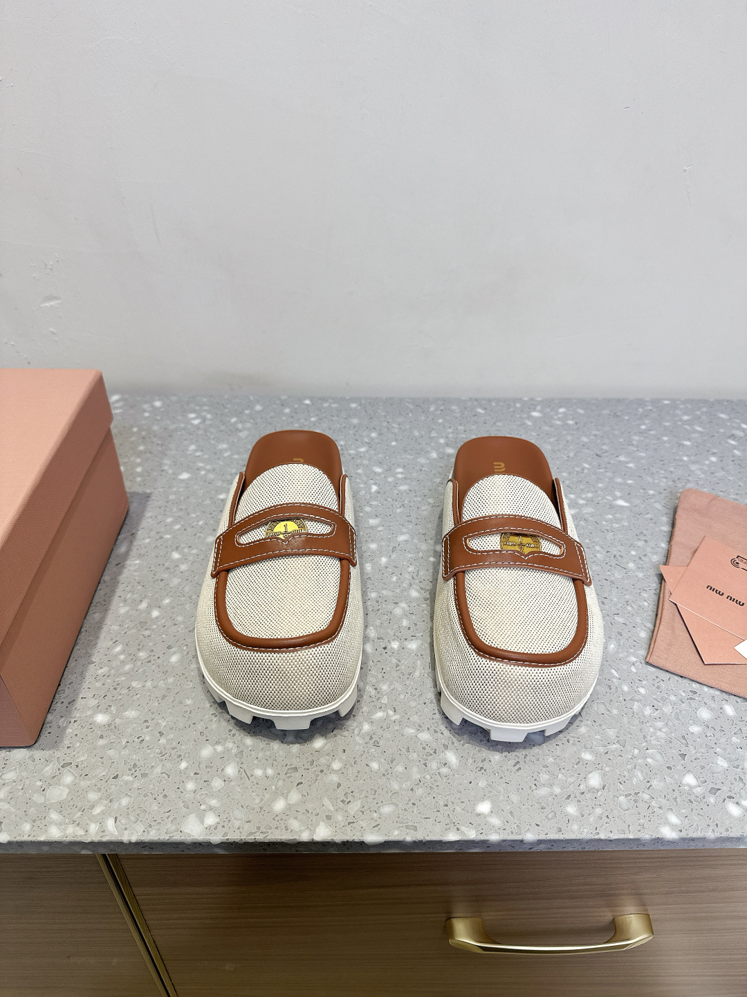 NO:226328,Miumiu 25ss Spring and Summer New Style Gold Coins Boken Thick Sole Baotou Half Slippers The holiday style is coming. Miu is really so girlish!  How can you miss a pair of versatile and comfortable in summer?  This one is not only simple and elegant in design, but also super comfortable to wear. It is a must-have artifact in summer!  It is perfectly matched with anything, and it is a perfect fashion item!  Original imported cowhide / original woven fabric inner foot pad sheepskin original sole rubber outsole size 35-39 (40.41 custom made without return or exchange), semi-torque, miumiu, slippers, cowhide, sheepskin19860909Miumiu 缪缪 25ss春夏新款 金币 博肯 厚底 包头半拖鞋 妥妥的度假风来袭 Miu真的太少女啦！ 夏天怎么能少得了一双百搭又舒适的呢？ 这款不仅设计简约大方,而且穿起来超级舒服,简直就是夏日必备神器！ 搭配任何都毫不违和,妥妥的时尚单品！ 鞋面原版进口牛皮/原版编织布 内里垫脚羊皮 鞋底原版橡胶大底 码数35-39（40.41定做不退换）,半拖,miumiu,slippers,cowhide,sheepskin,Women's Shoes